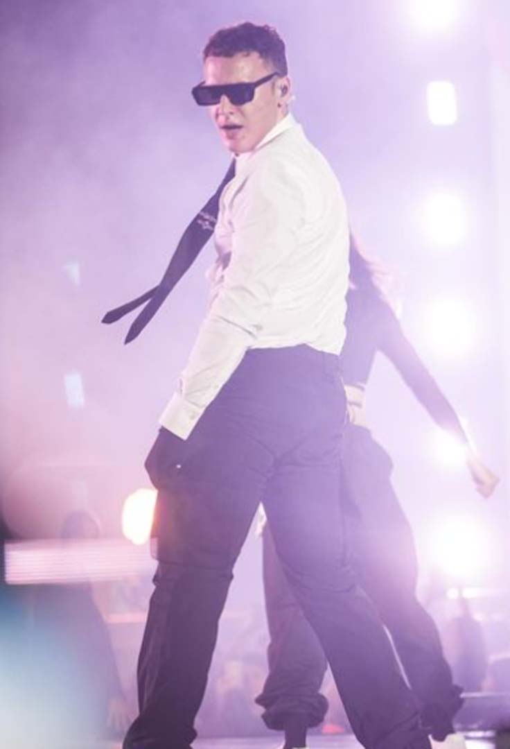 Ünlü şarkıcı Edis tam şarkı söylerken ezan okundu! Yaptığı hareket olay oldu!