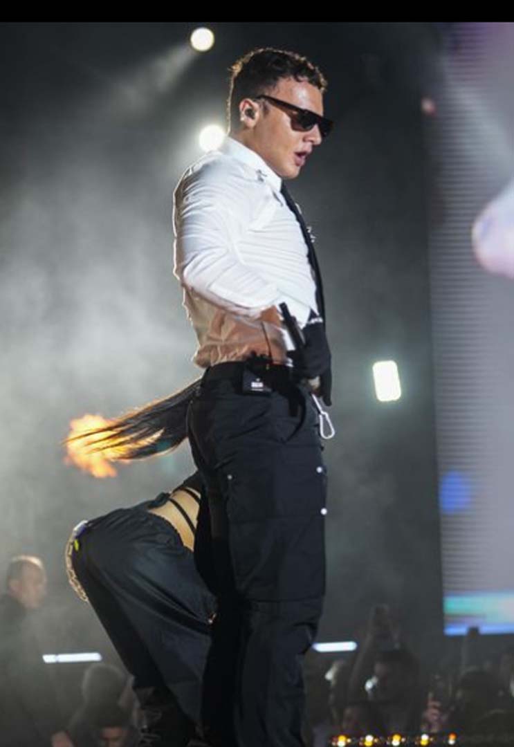 Ünlü şarkıcı Edis tam şarkı söylerken ezan okundu! Yaptığı hareket olay oldu!