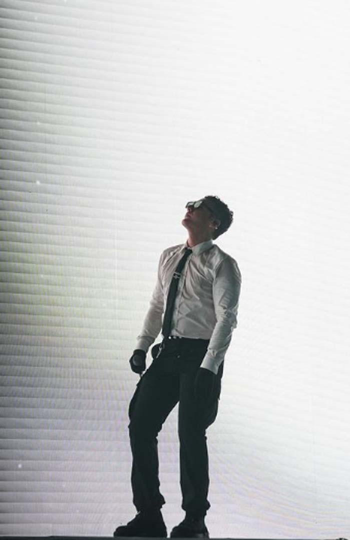 Ünlü şarkıcı Edis tam şarkı söylerken ezan okundu! Yaptığı hareket olay oldu!