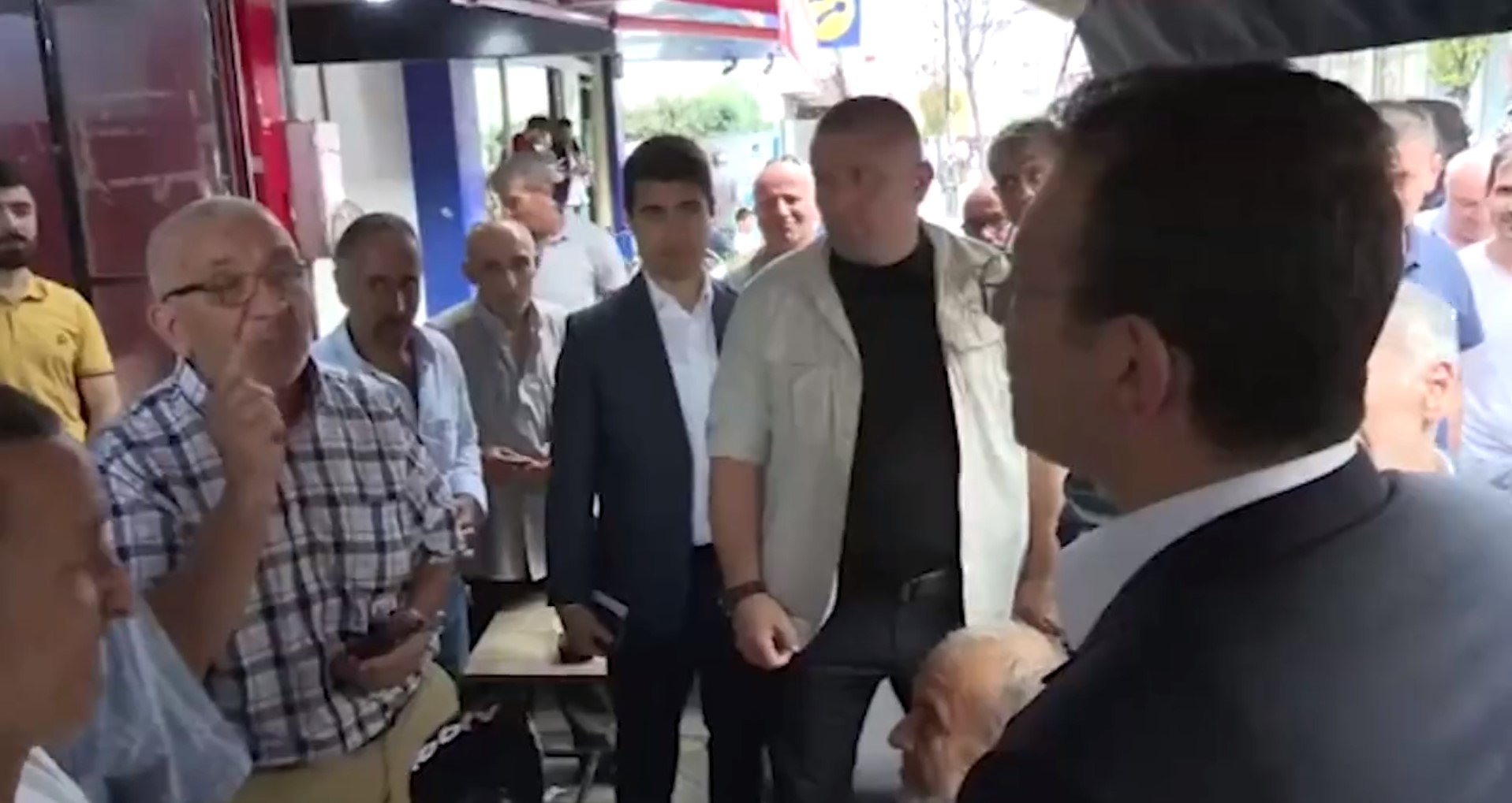 İBB Başkanı Ekrem İmamoğlu'ndan şaşırtan ayrımcılık! Vatandaşın derdini AK Partili olduğunu öğrenince dinlemedi!
