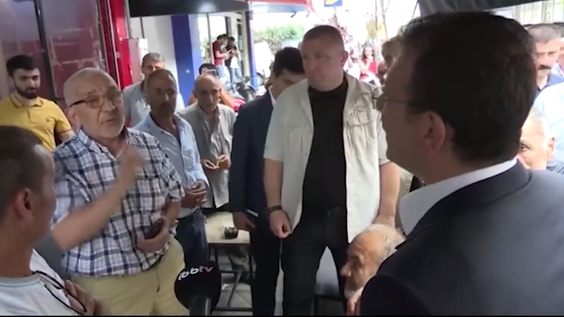 İBB Başkanı Ekrem İmamoğlu'ndan şaşırtan ayrımcılık! Vatandaşın derdini AK Partili olduğunu öğrenince dinlemedi!