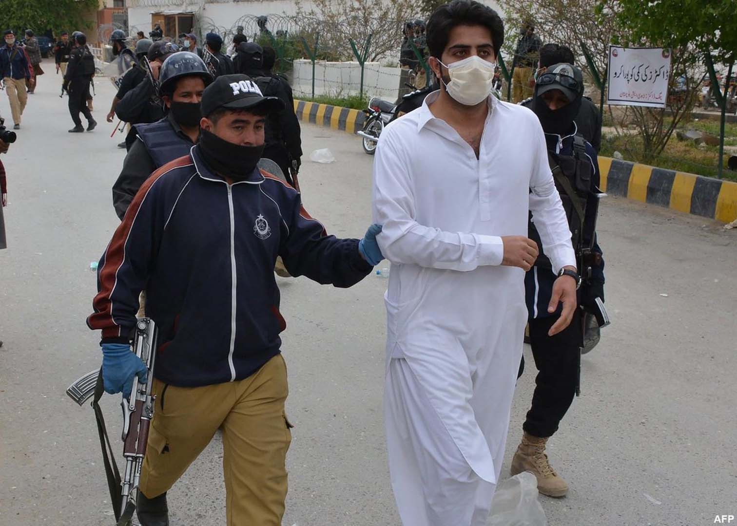 Pakistan'da Hz. Muhammed'e hakaret ettiği öne sürülen 27 kişi gözaltında!