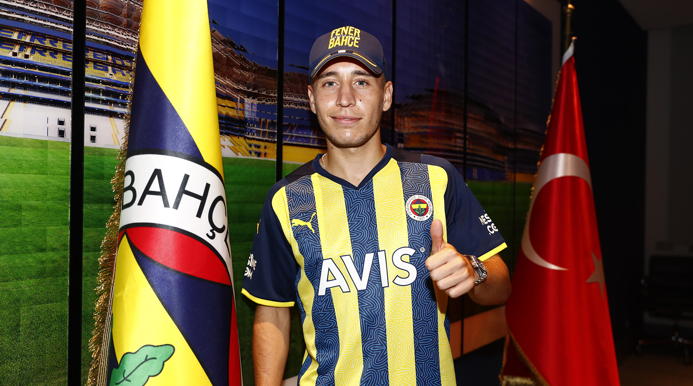 Armayı öptü, formayı giydi! Fenerbahçe, Emre Mor transferini açıkladı