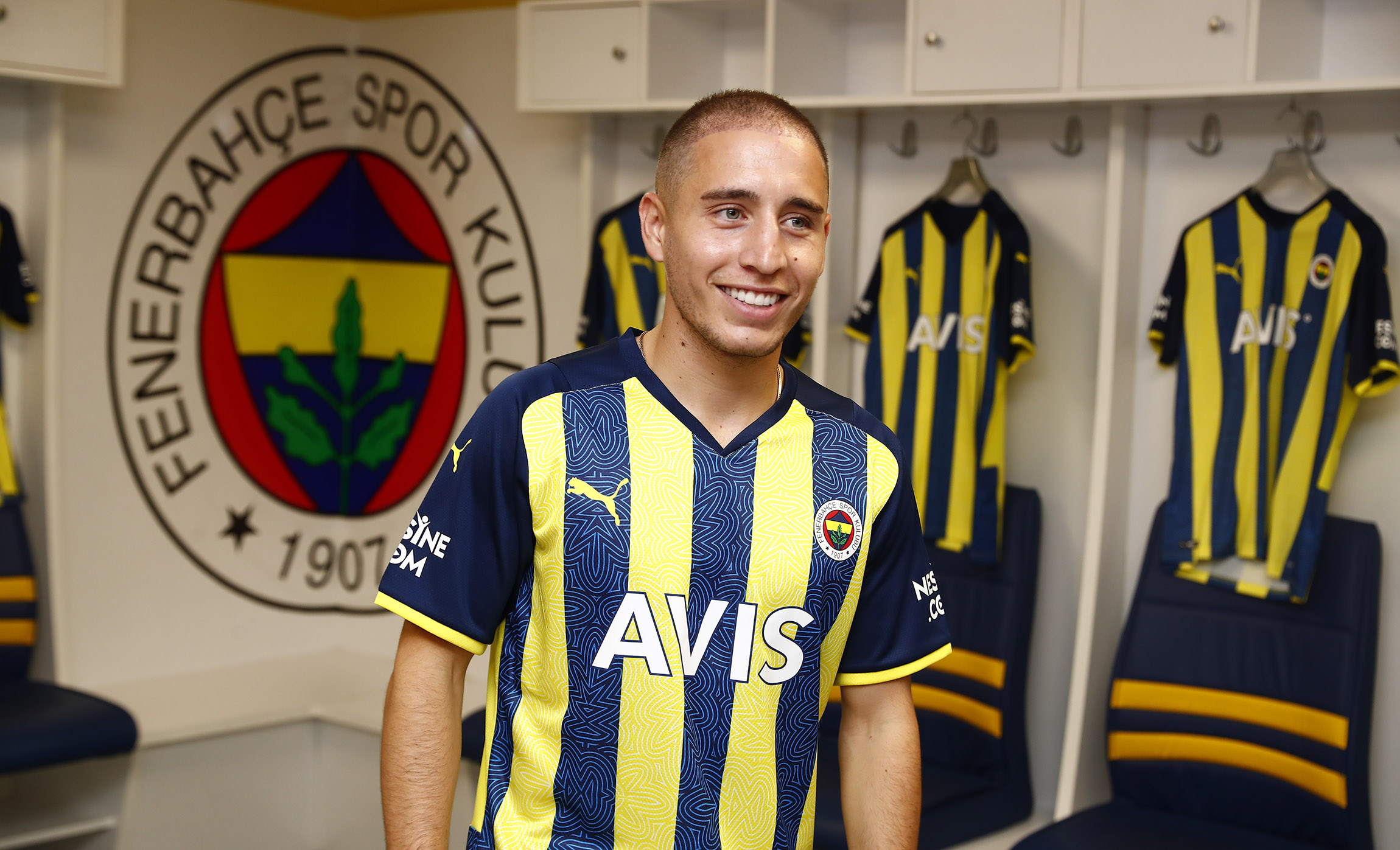 Armayı öptü, formayı giydi! Fenerbahçe, Emre Mor transferini açıkladı