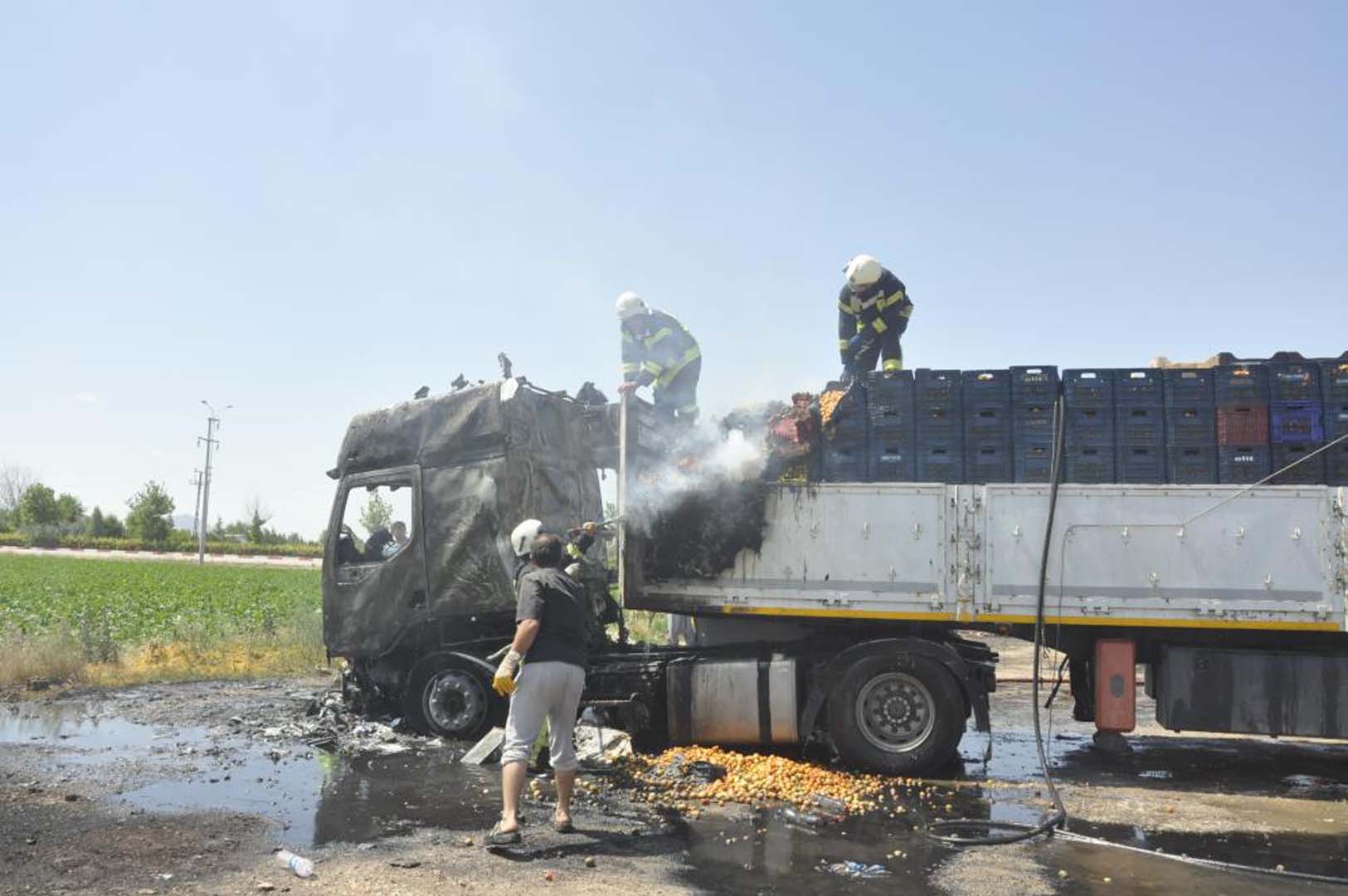 Kayısı yüklü kamyonet bir anda alev aldı! Kamyonette uyuyakalan sürücü son anda kurtuldu!