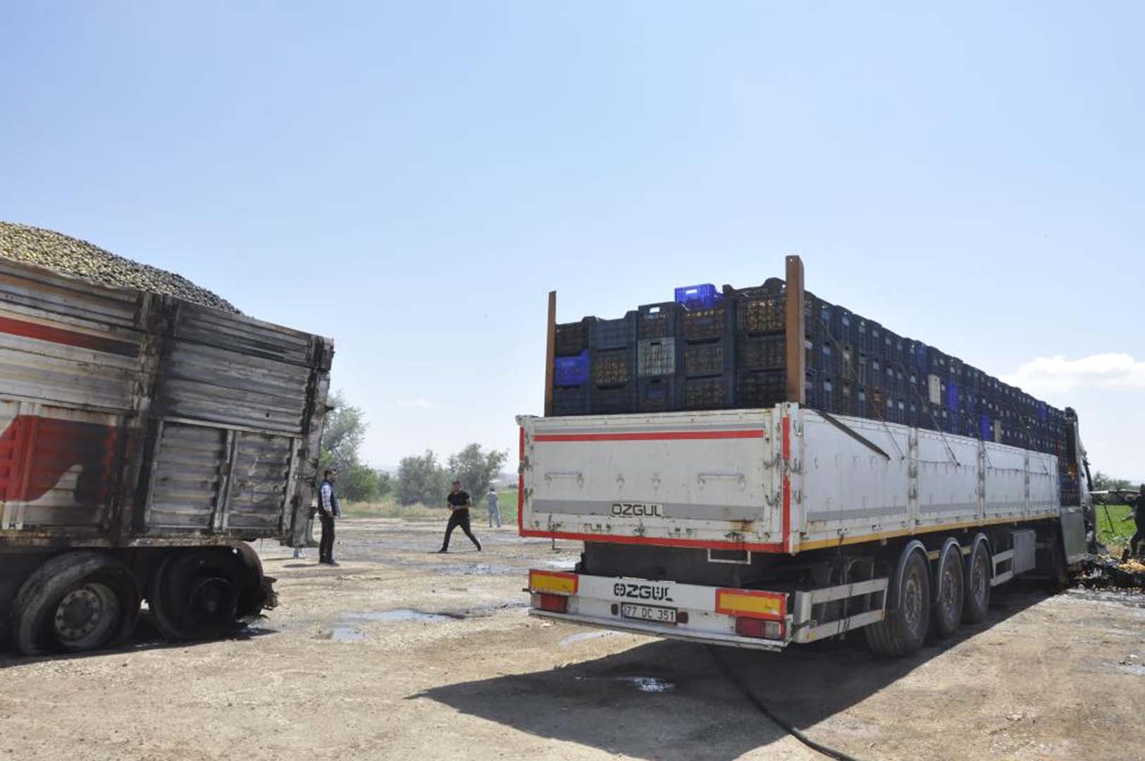 Kayısı yüklü kamyonet bir anda alev aldı! Kamyonette uyuyakalan sürücü son anda kurtuldu!