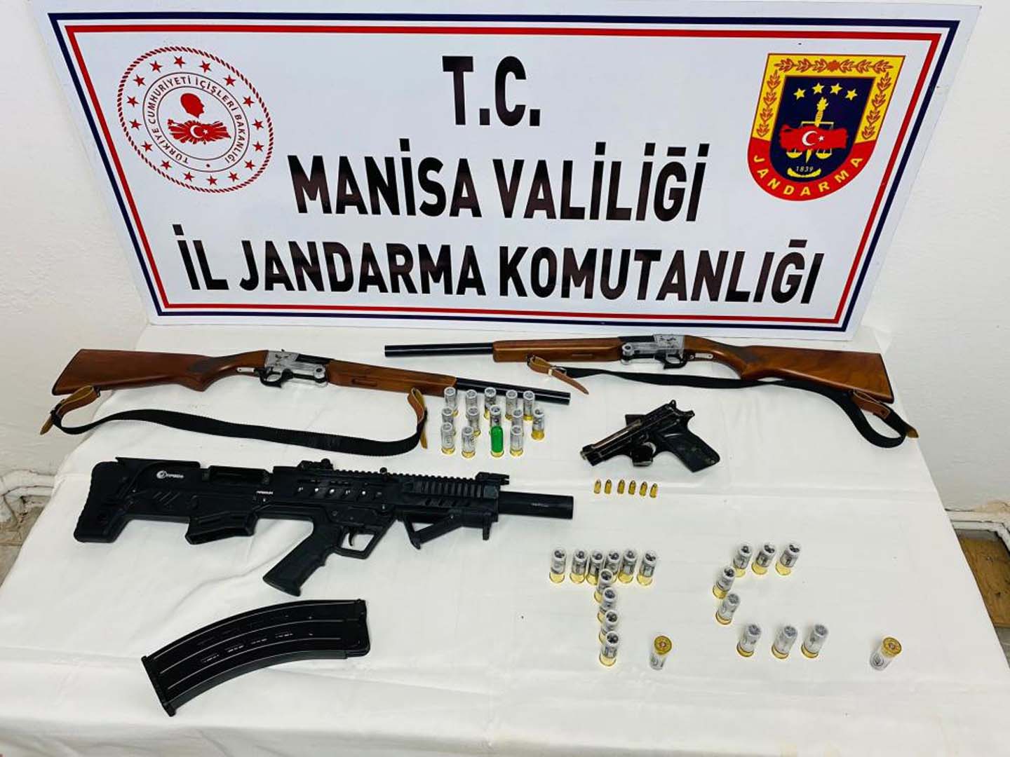 Manisa'da kurumuş gölde yer kavgası! Birbirlerini silahla tehdit ettiler!