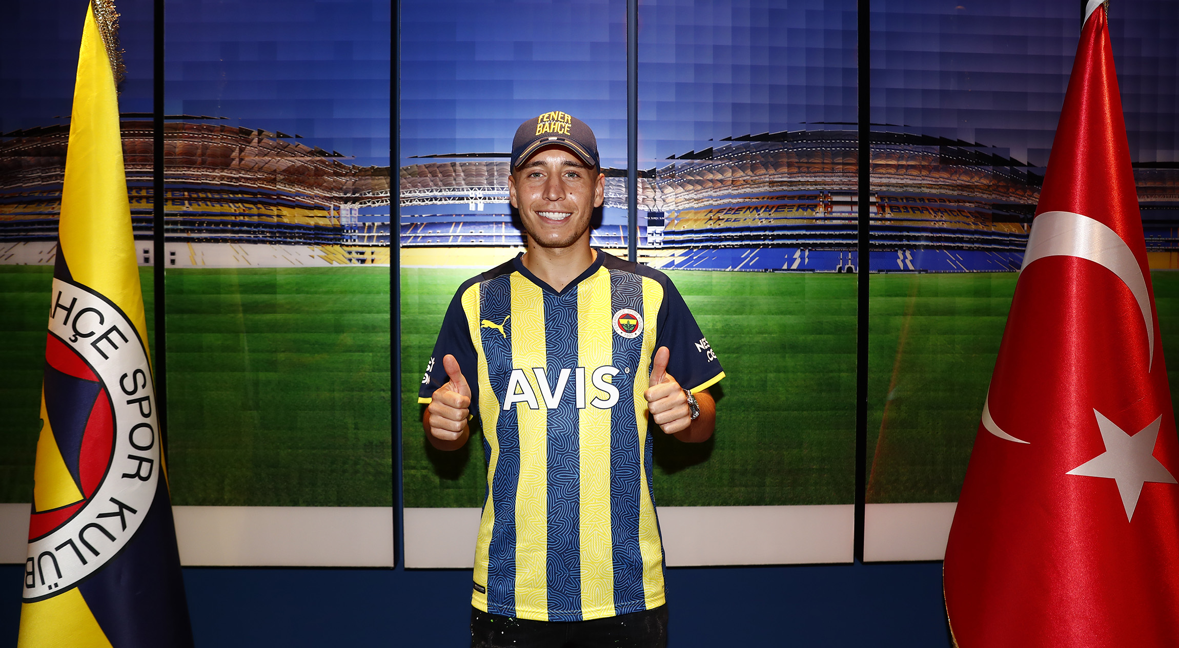 Armayı öptü, formayı giydi! Fenerbahçe, Emre Mor transferini açıkladı