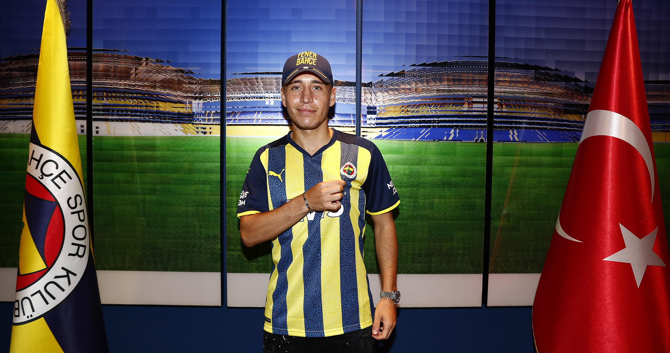 Armayı öptü, formayı giydi! Fenerbahçe, Emre Mor transferini açıkladı