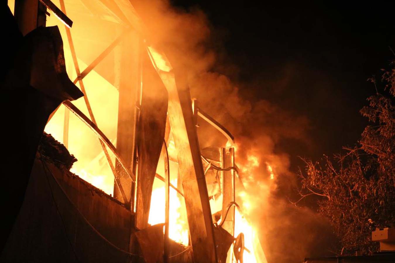 Kahramanmaraş'ta korkutan yangın! Geri dönüşüm tesisi alevlere teslim oldu!