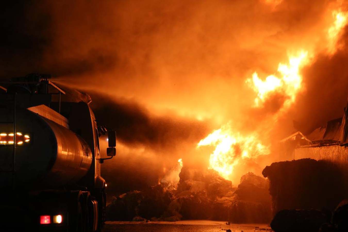 Kahramanmaraş'ta korkutan yangın! Geri dönüşüm tesisi alevlere teslim oldu!