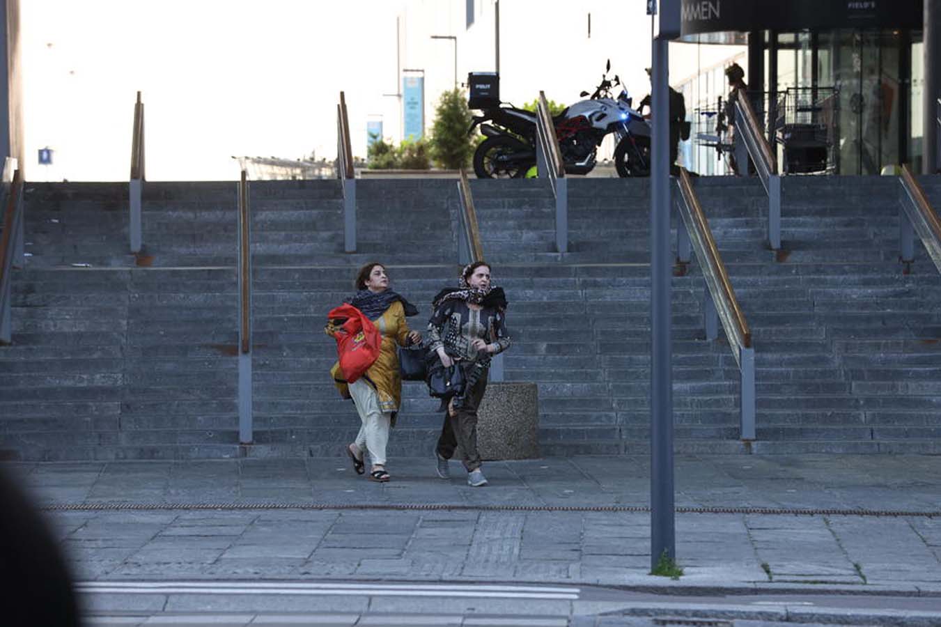 Danimarka'da AVM'ye silahlı saldırı düzenlendi! Çok sayıda kişi vuruldu!