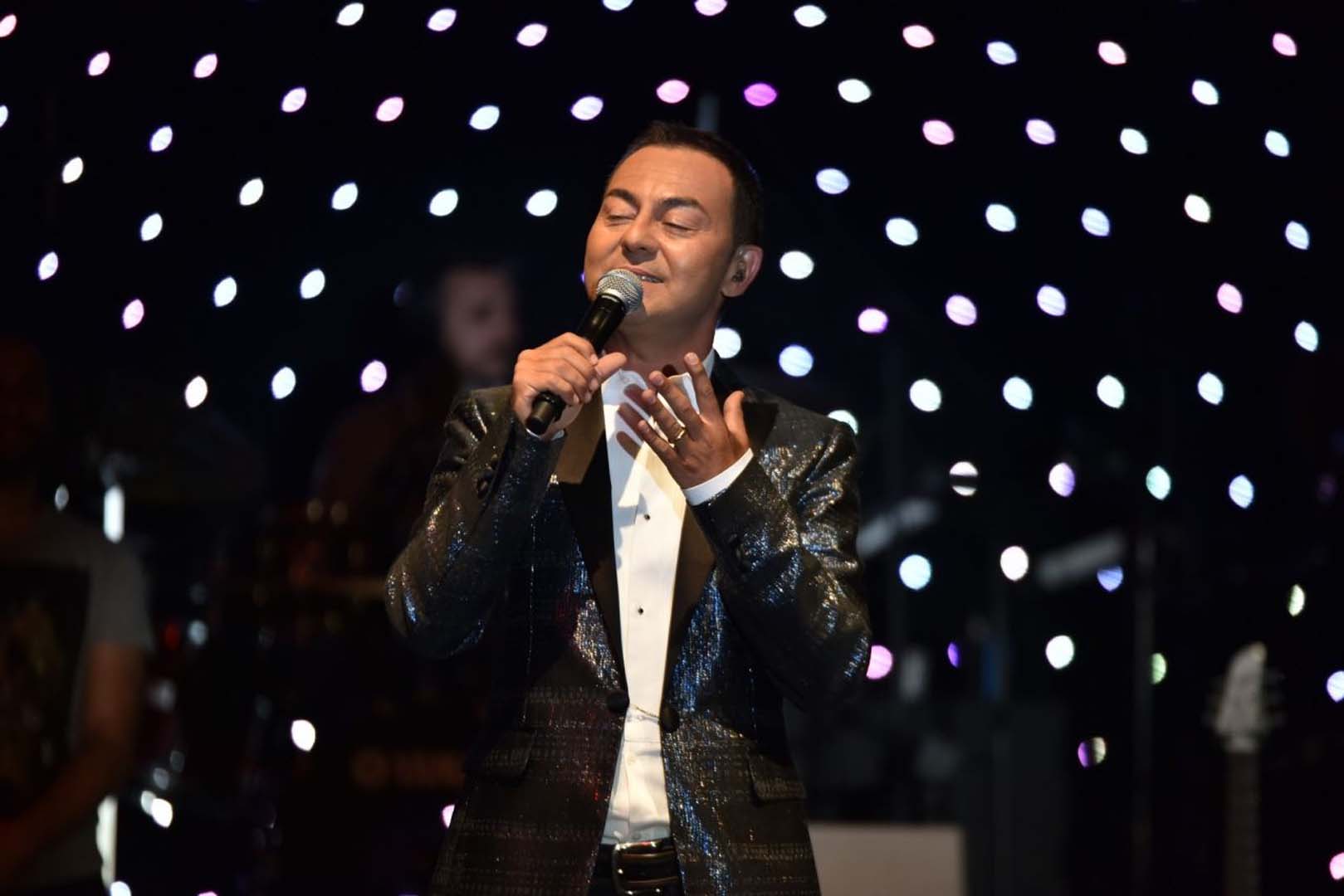 Serdar Ortaç' Akl-ı selim düşünelim diyerek o şarkıcıları hedef aldı! Her şeye baş kaldırmaya gerek yok