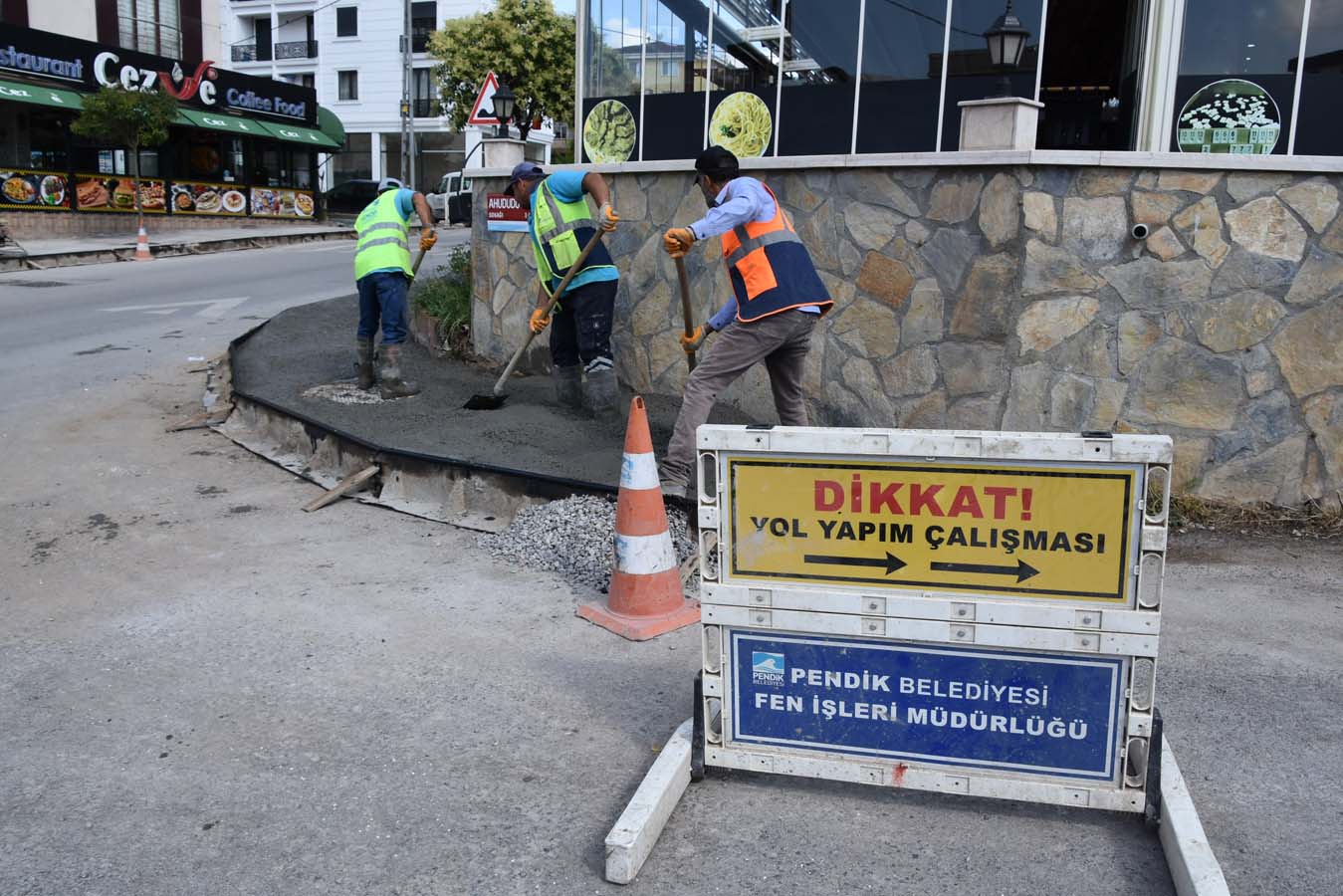 Pendik Belediyesi'nin yol çalışmaları devam ediyor