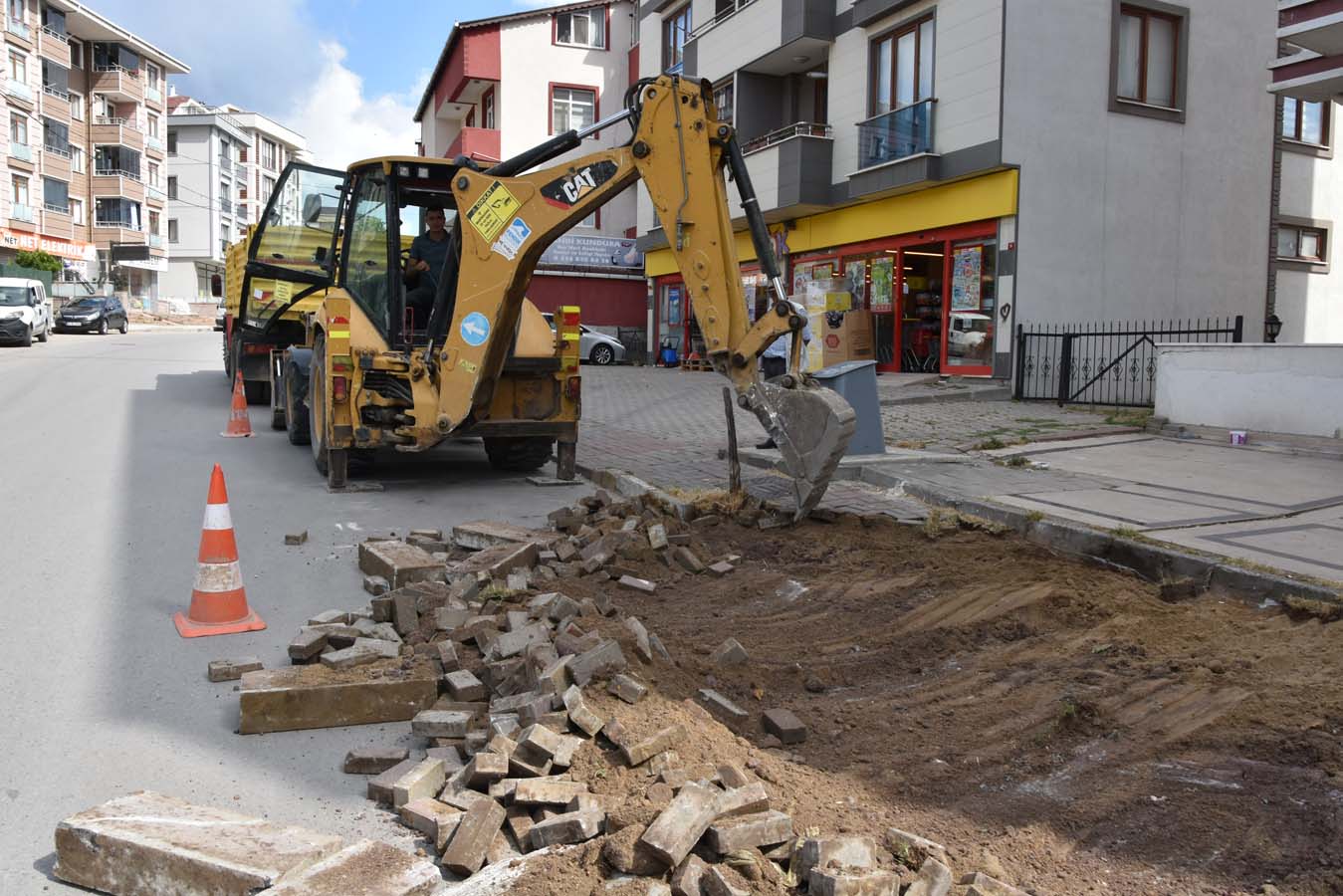 Pendik Belediyesi'nin yol çalışmaları devam ediyor