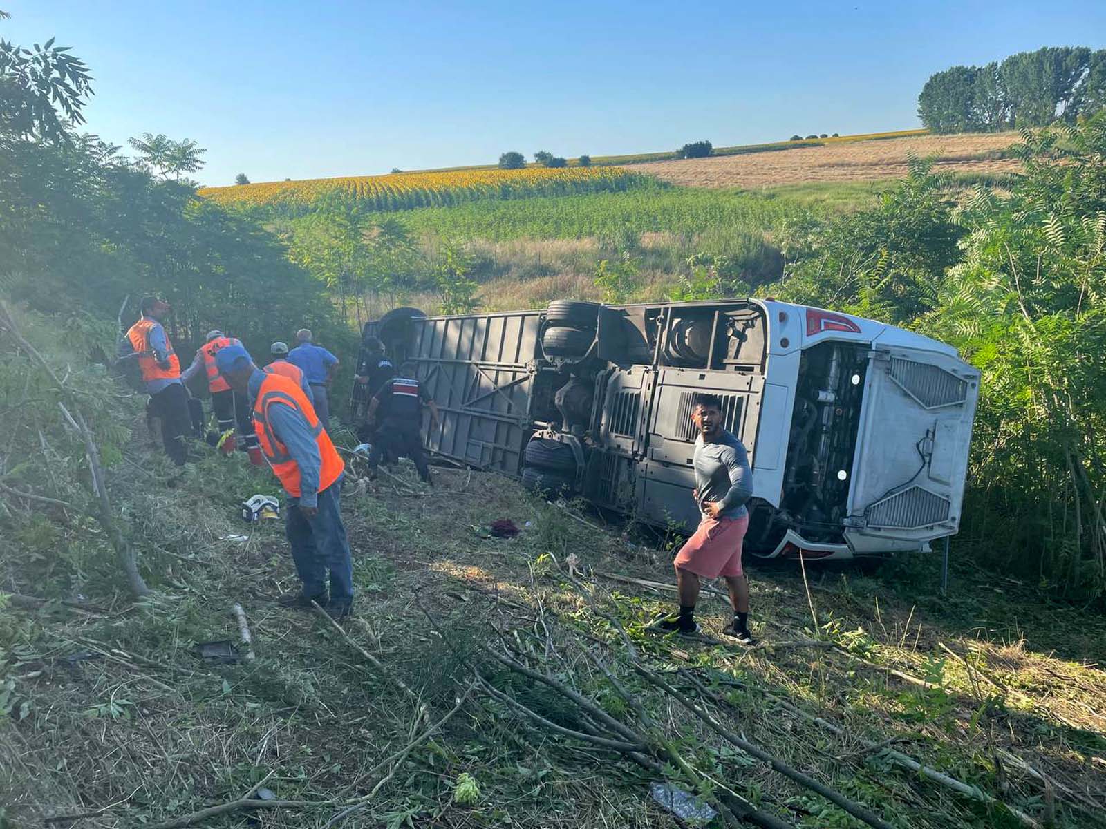 Son dakika | Kırklareli Lüleburgaz'da yolcu otobüsü devrildi: Çok sayıda ölü ve yaralı var