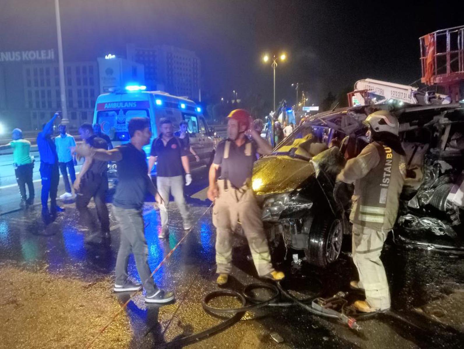 Gece yarısı feci kaza! Bayrampaşa TEM bağlantı yolunda araç taklalar atarak işçilere çarptı! 2 ölü, 5 yaralı!