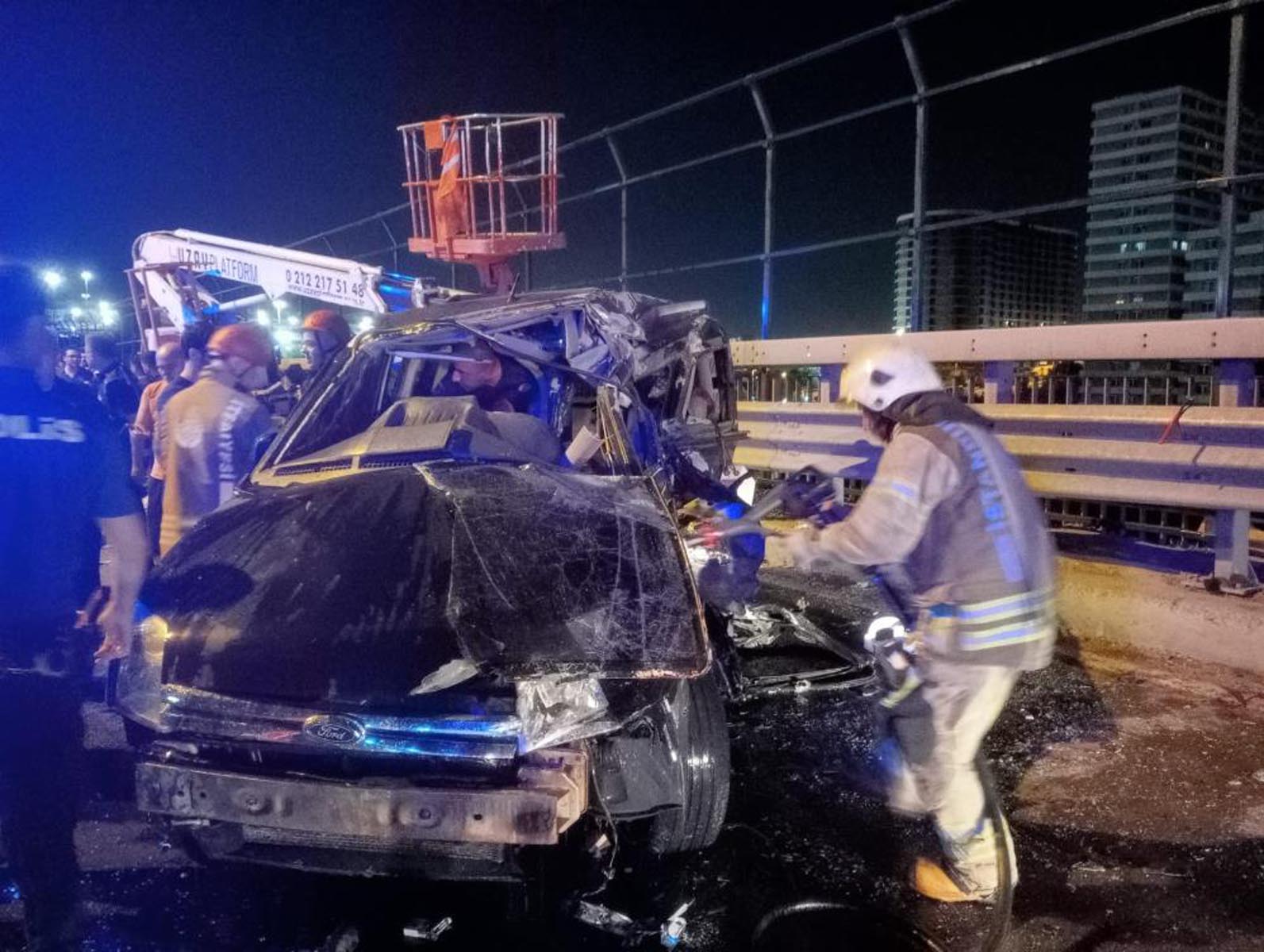 Gece yarısı feci kaza! Bayrampaşa TEM bağlantı yolunda araç taklalar atarak işçilere çarptı! 2 ölü, 5 yaralı!