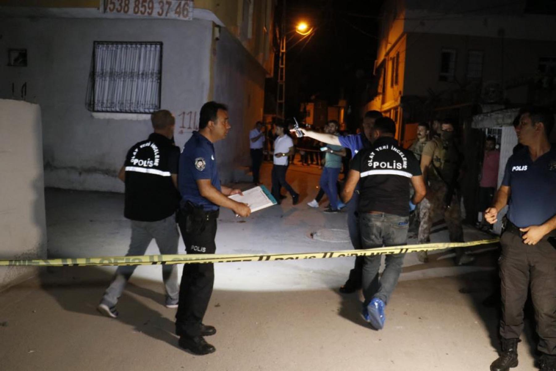 Gece yarısı mahalle ayağa kalktı! Çocukların kavgasına aileler karıştı, silahlar konuştu! 2’si ağır 6 yaralı!