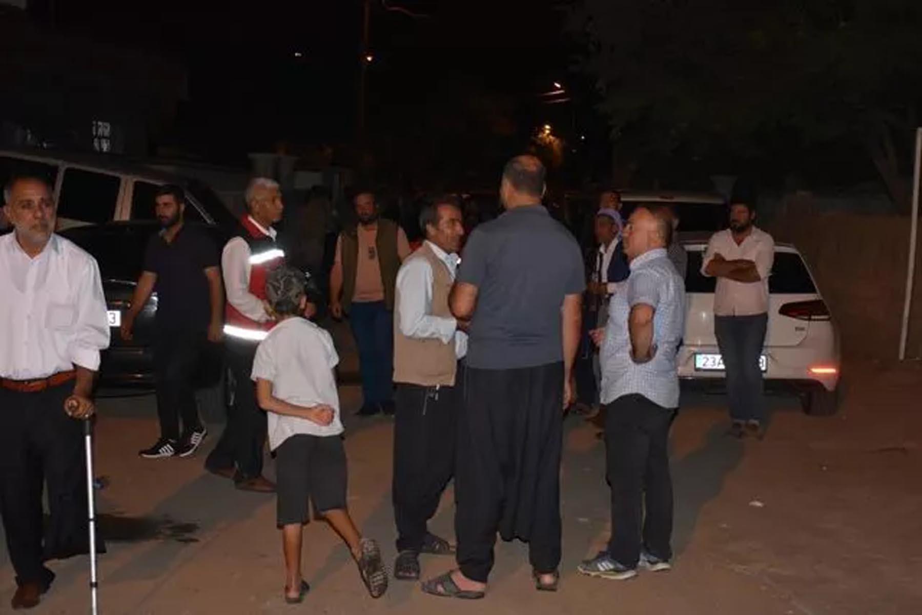 Gece yarısı mahalle ayağa kalktı! Çocukların kavgasına aileler karıştı, silahlar konuştu! 2’si ağır 6 yaralı!