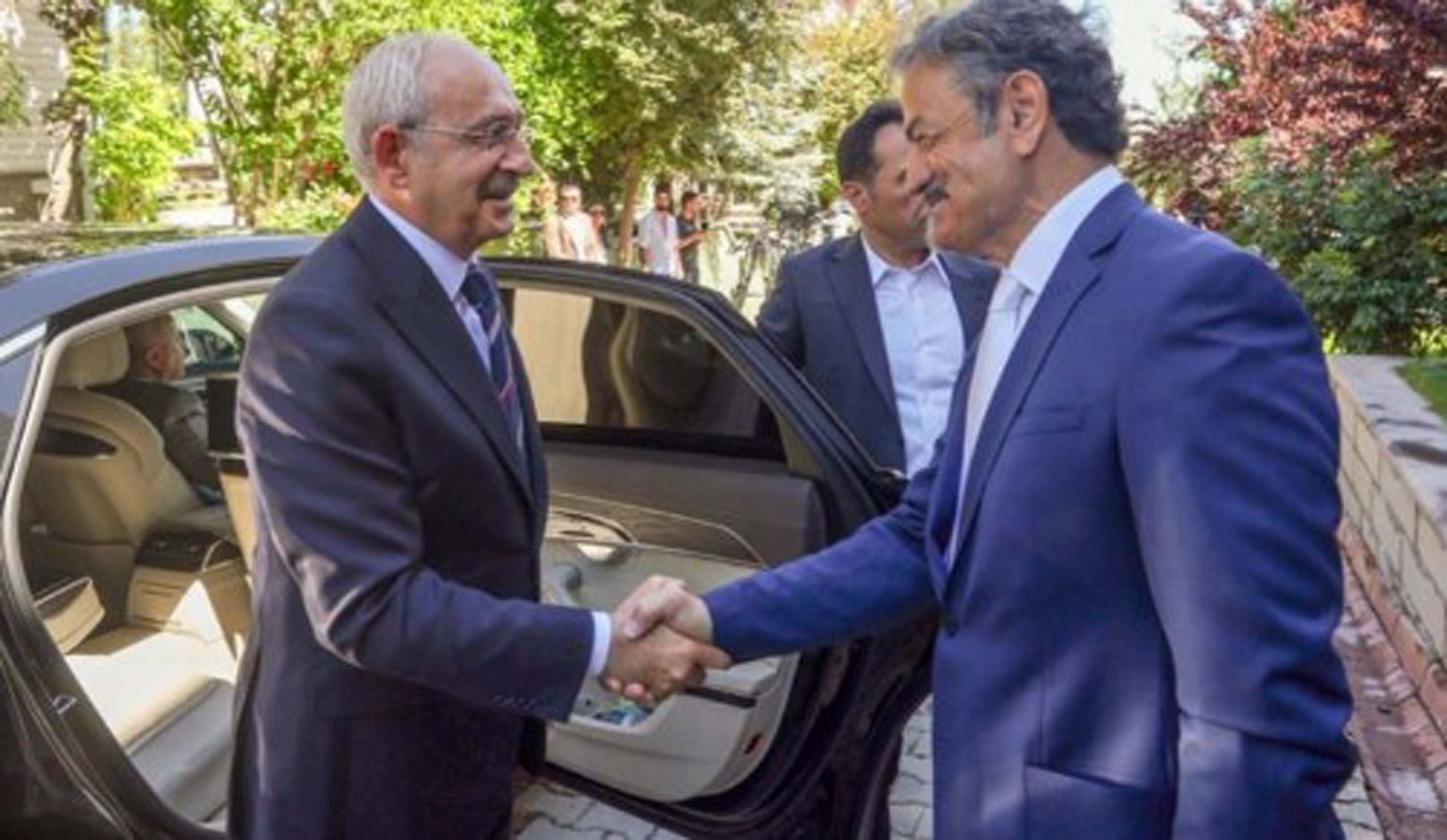 Uyan Türkiye! Kılıçdaroğlu FETÖ darbe ismini mecliste karşılamasının ardından, bu kez emekli Tümamiral Kutluk'u ziyaret etti!