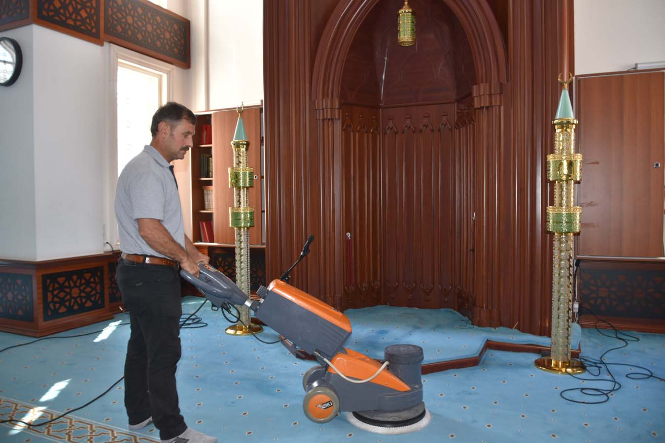 Pendik Belediyesi ekiplerinden ilçe genelindeki camilere bayram temizliği