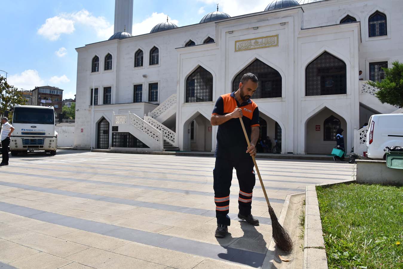 Pendik Belediyesi ekiplerinden ilçe genelindeki camilere bayram temizliği