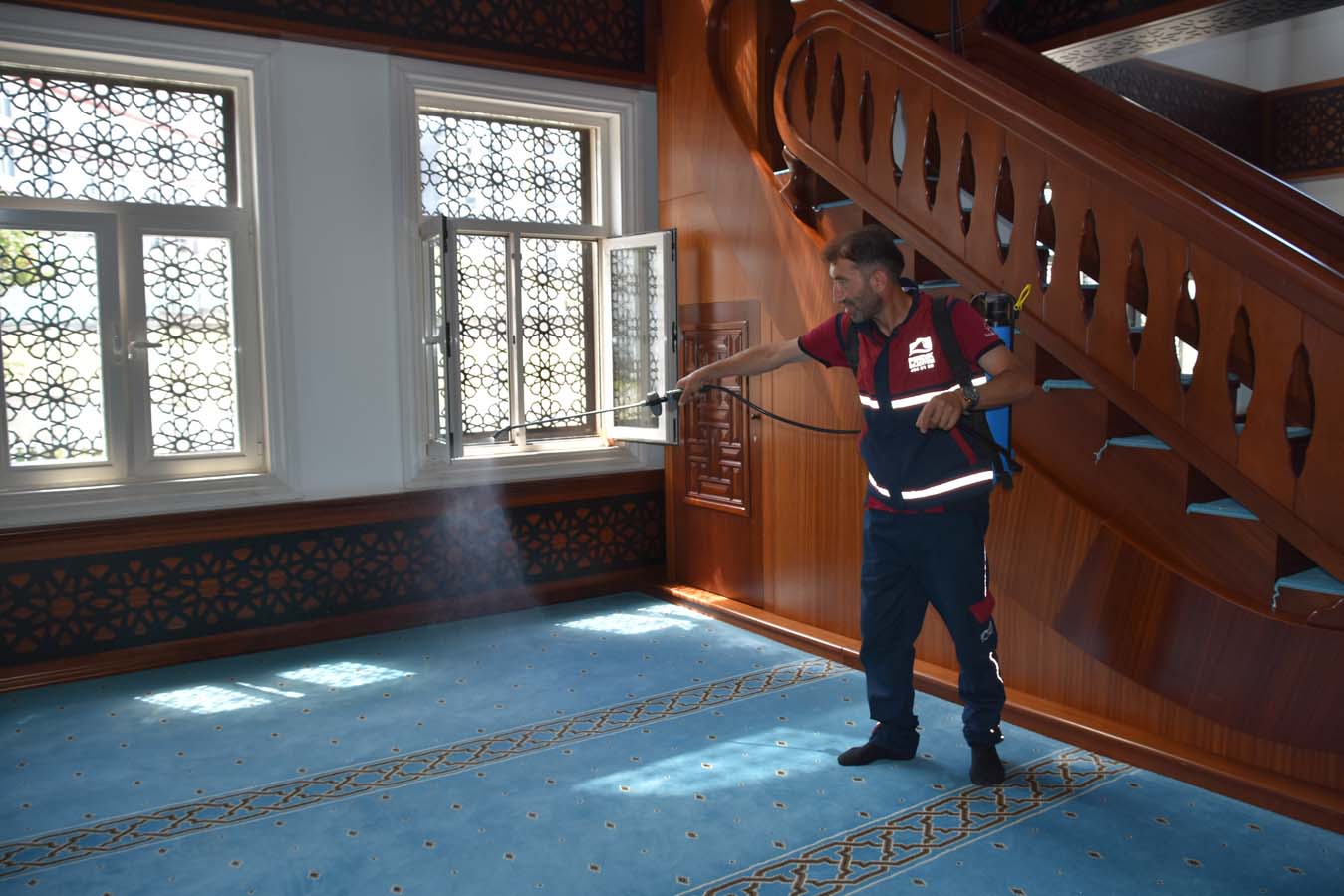 Pendik Belediyesi ekiplerinden ilçe genelindeki camilere bayram temizliği