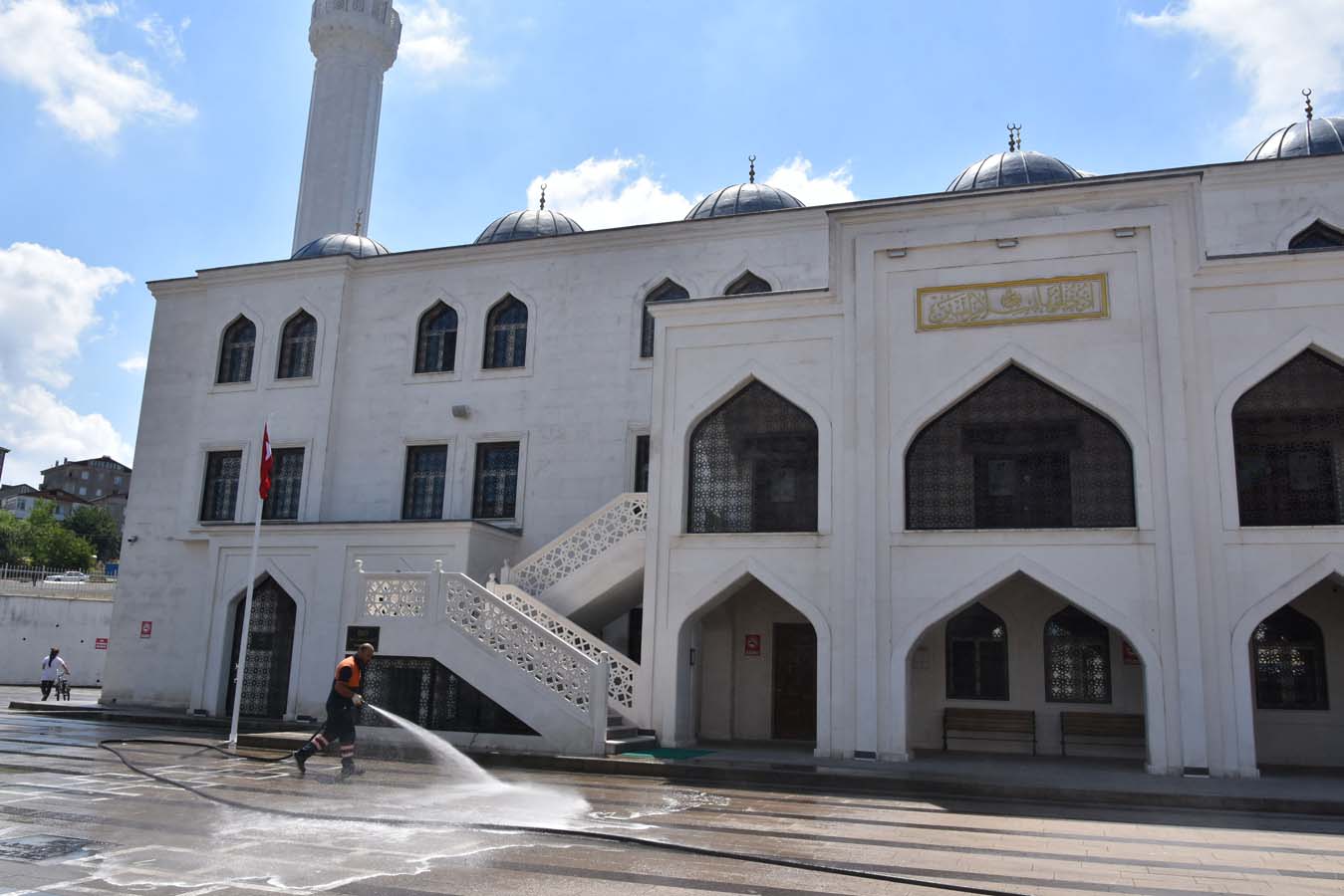 Pendik Belediyesi ekiplerinden ilçe genelindeki camilere bayram temizliği