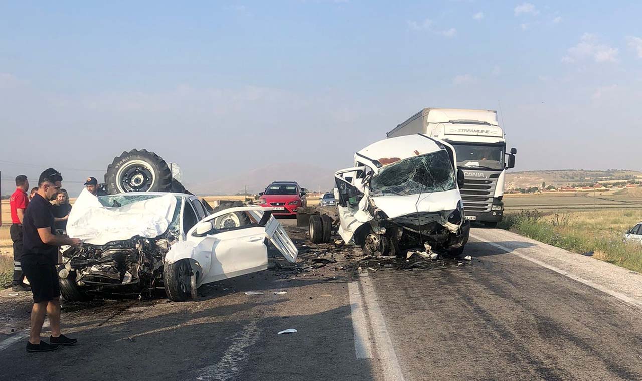 Afyonkarahisar'da feci kaza: Traktörü çeken kamyonet ile otomobil kafa kafaya çarpıştı: Ölü ve yaralılar var 