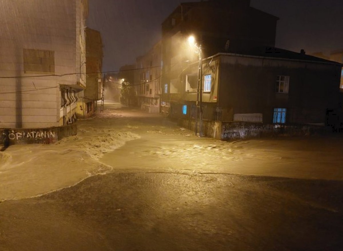 Şiddetli yağış Esenyurt'u fena vurdu! Dere taştı, birçok ev ve iş yerlerini su bastı! Mahsur kalanlar oldu!