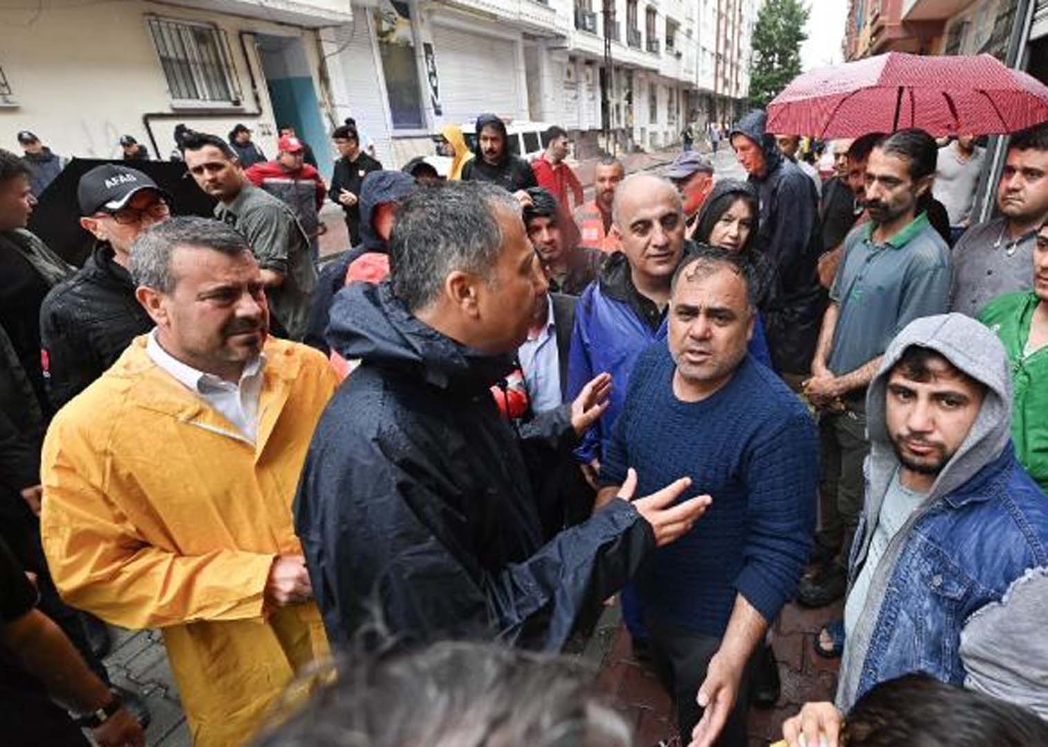 Son dakika | İstanbul Valisi Yerlikaya'dan sel açıklaması! O saate kadar risk devam edecek!