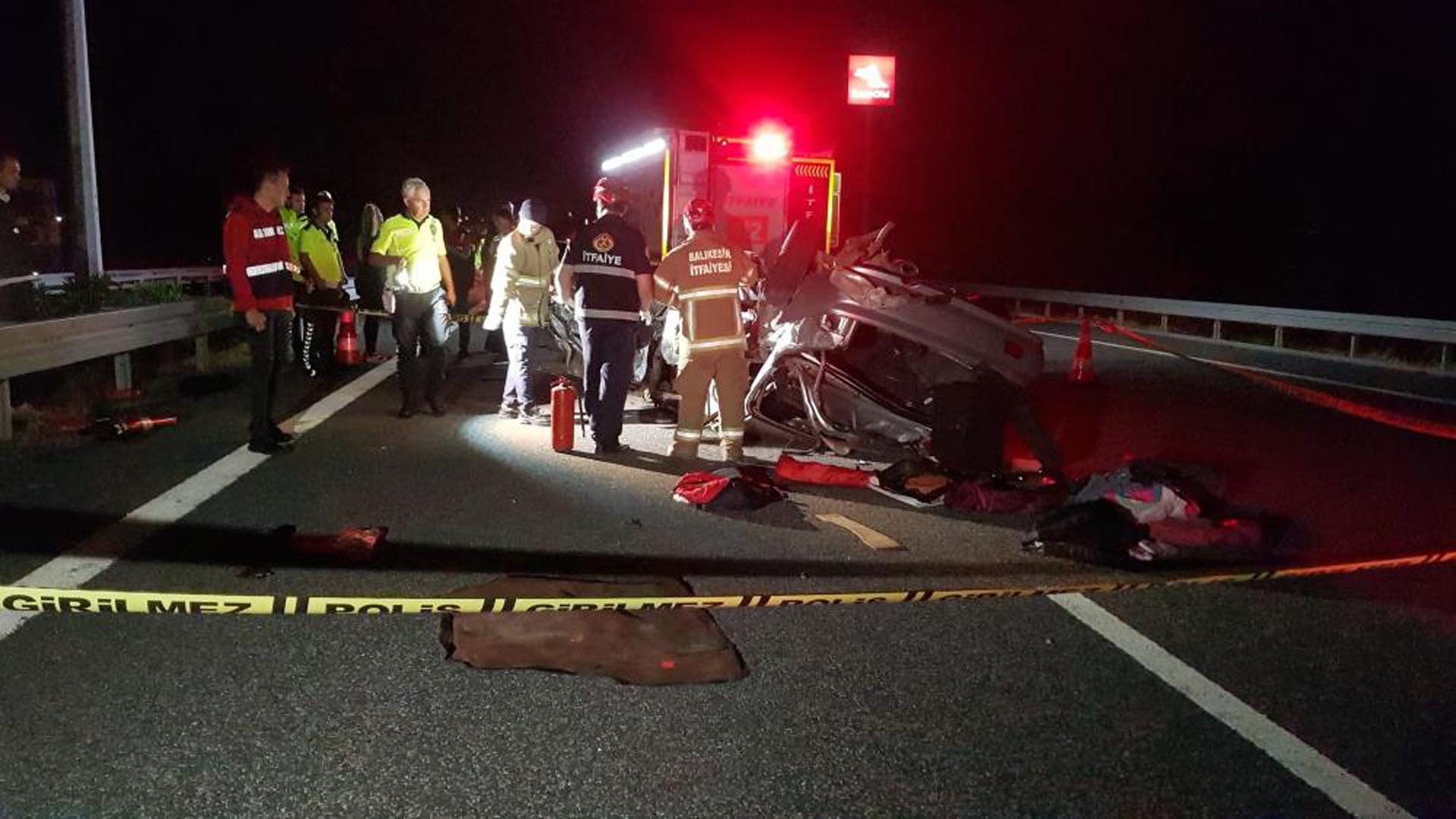 Tatil yolunda korkunç kaza! Balıkesir'de kontrolünü kaybeden otomobil ölüm saçtı! Ölü ve yaralılar var!