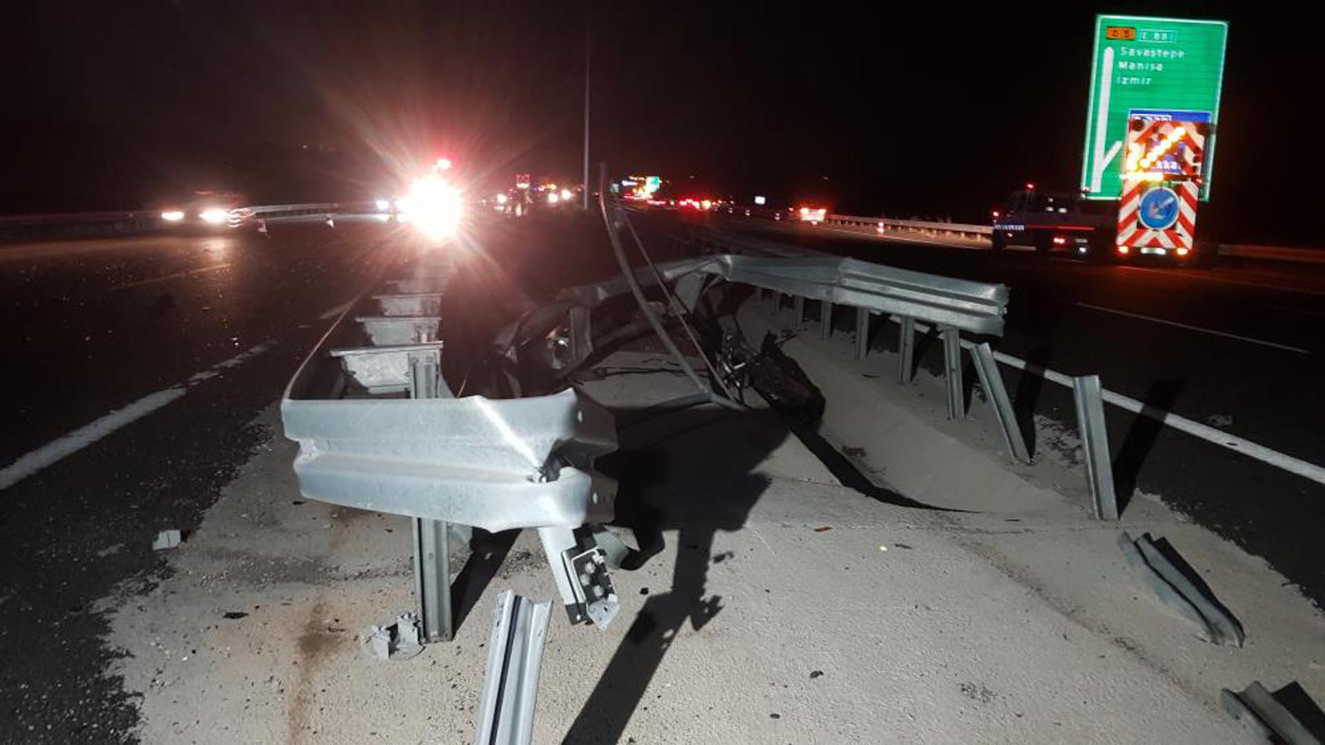 Tatil yolunda korkunç kaza! Balıkesir'de kontrolünü kaybeden otomobil ölüm saçtı! Ölü ve yaralılar var!