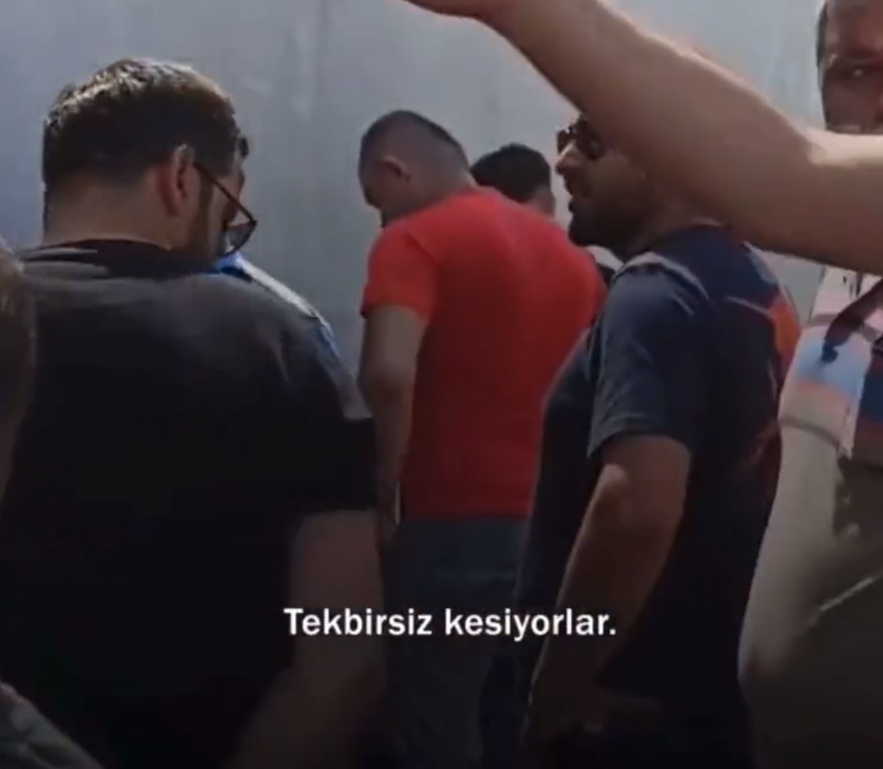 İBB ne yapsa elinde kalıyor! Kurban kesmeyi bile usulünce yapamadılar, tekbir bile getirilmedi! Vatandaş ayağa kalktı: Hayvanlar murdar oldu!