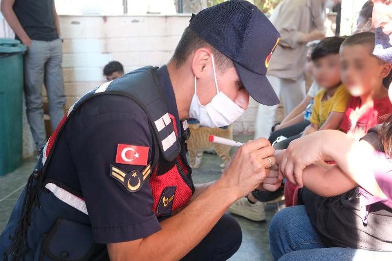 Yurt dışına kaçmak isterken yakalandılar! İHA'lar ile tespit edilen 143 düzensiz göçmen gözaltına alındı