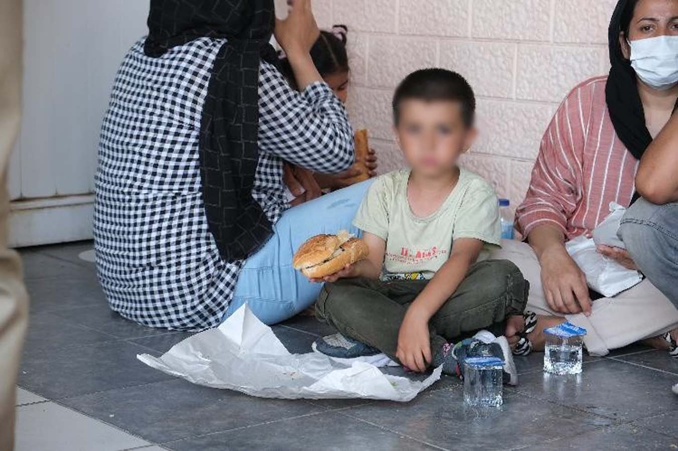 Yurt dışına kaçmak isterken yakalandılar! İHA'lar ile tespit edilen 143 düzensiz göçmen gözaltına alındı