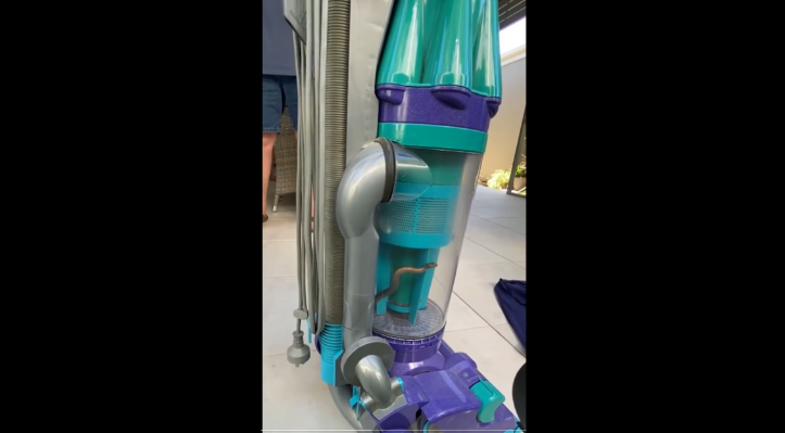 Kırmızı karınlı kara yılan süpürge makinesiyle çekildi! İzlediklerinize inanamayacaksınız!