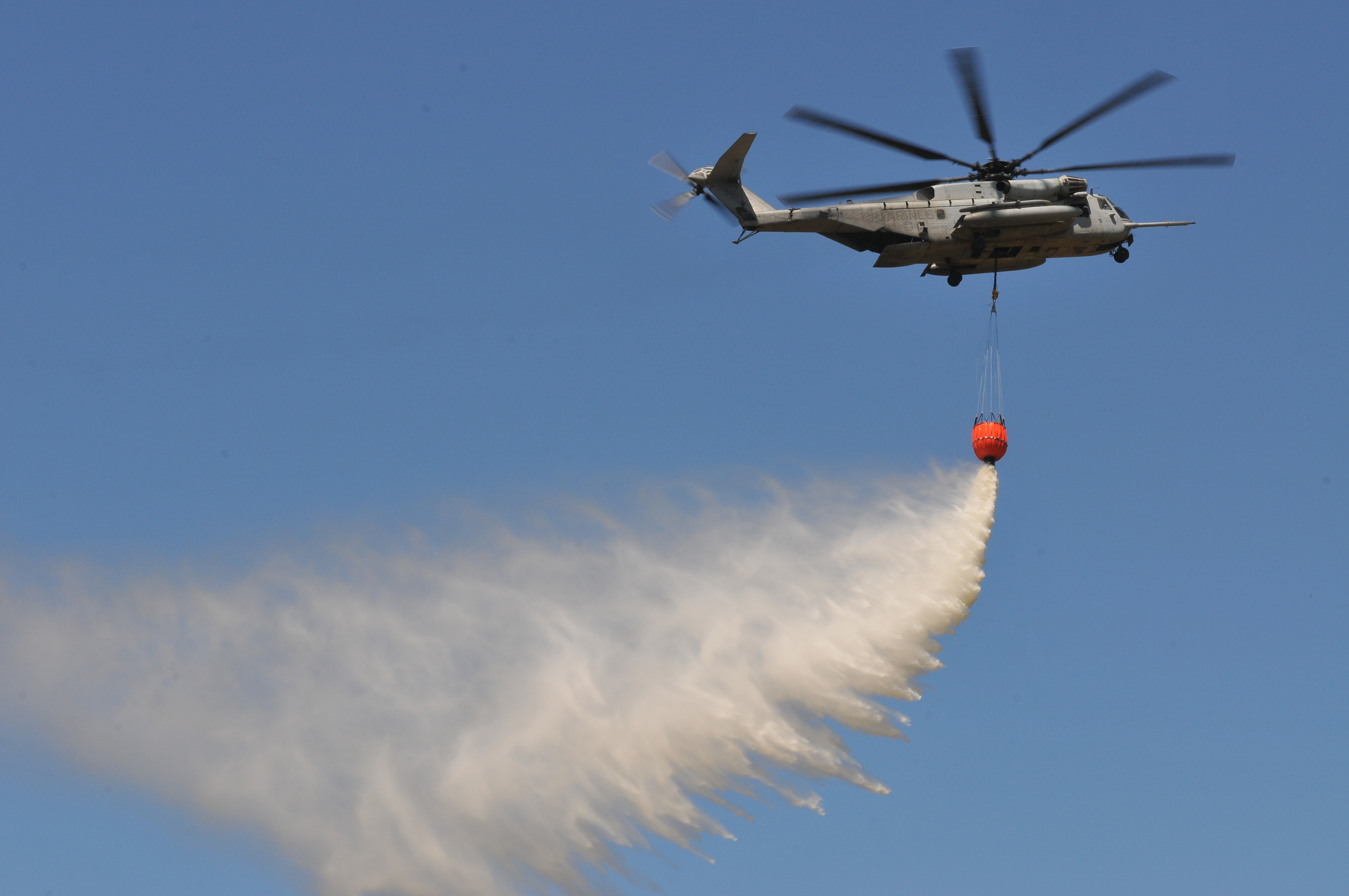 Yunanistan'da yangın söndürme helikopteri düştü!