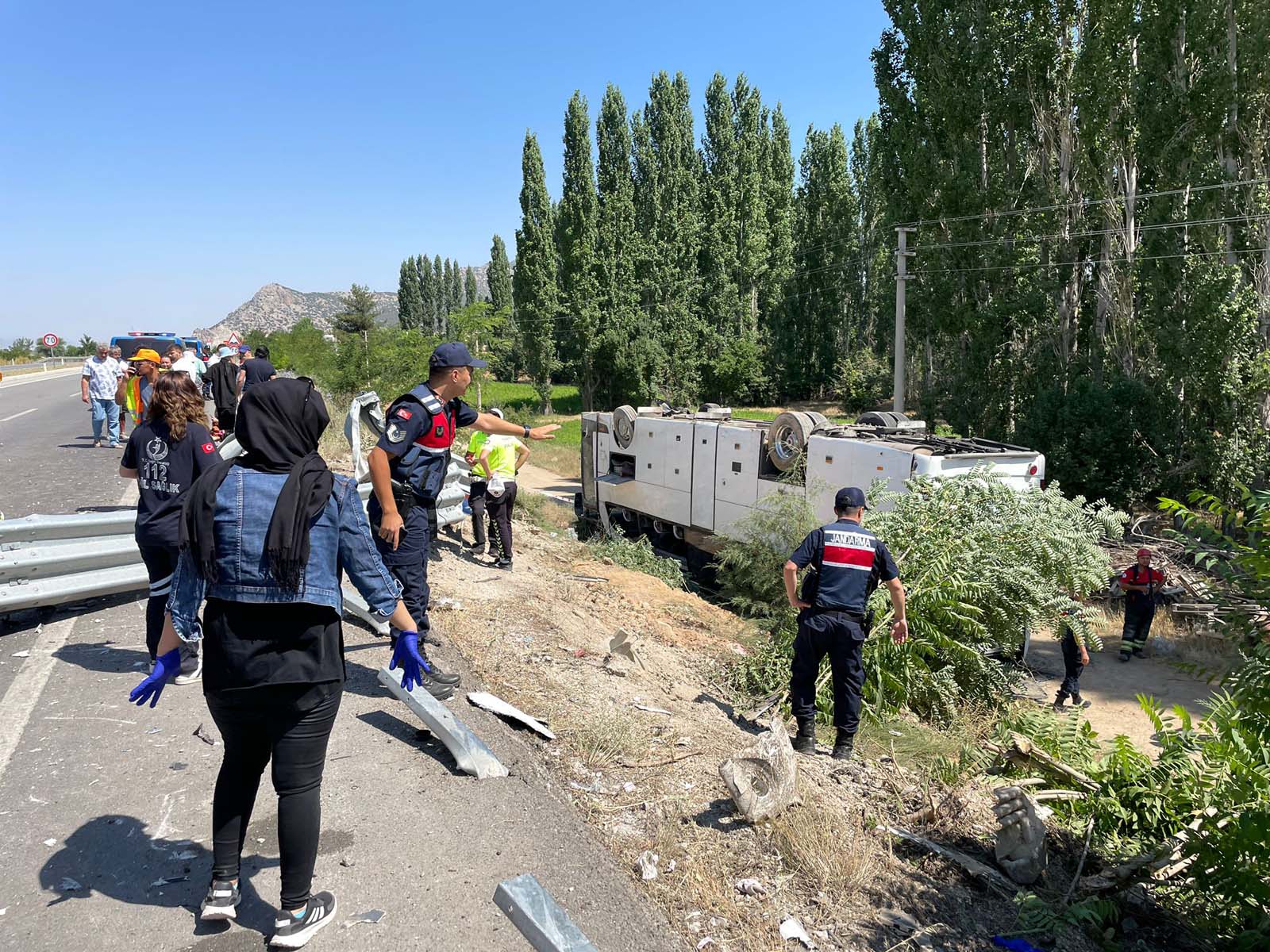 Denizli'de korkunç kaza! Yolcu otobüsü şarampole devrildi, takla attı: Çok sayıda yaralı...