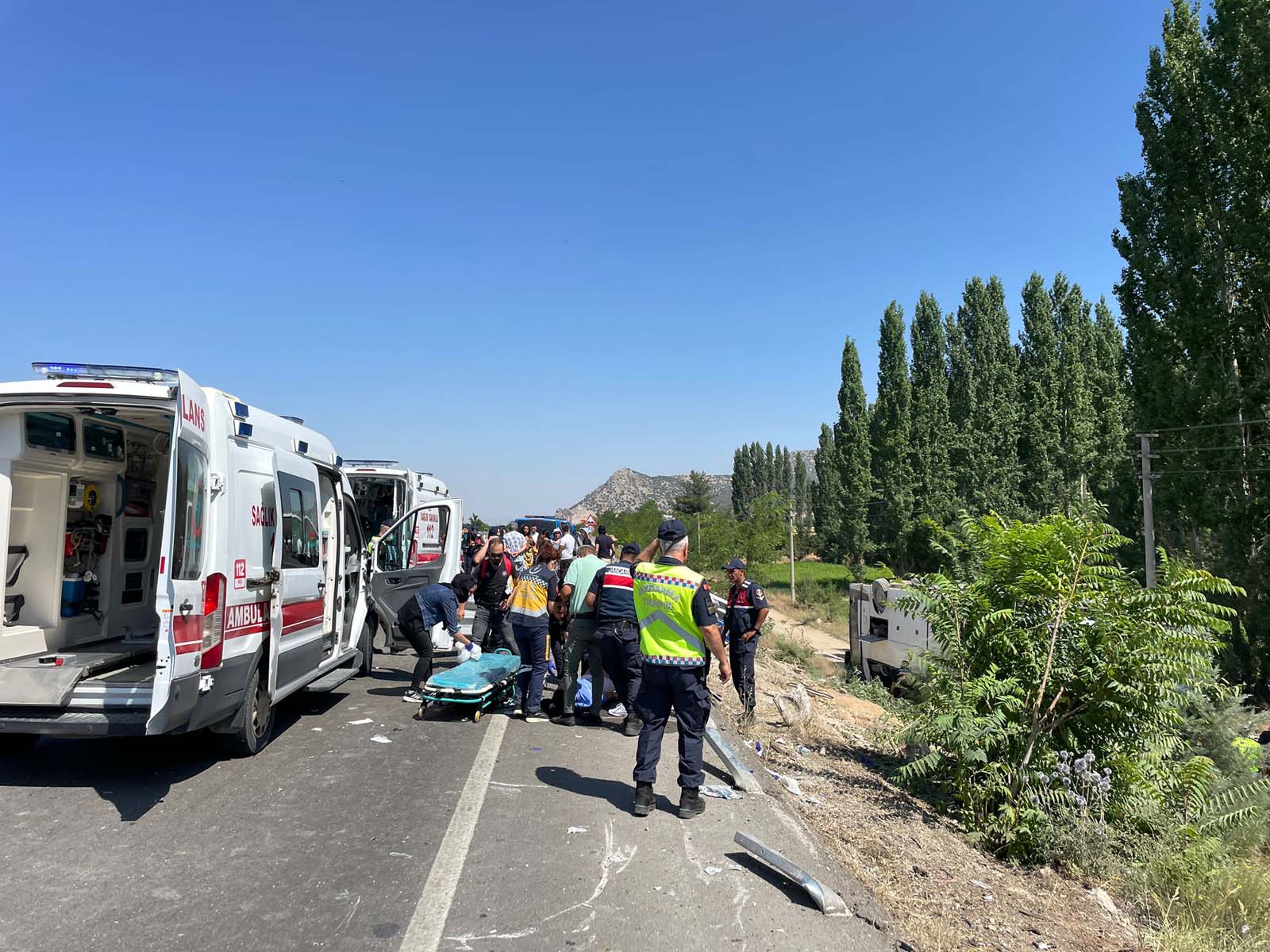 Denizli'de korkunç kaza! Yolcu otobüsü şarampole devrildi, takla attı: Çok sayıda yaralı...
