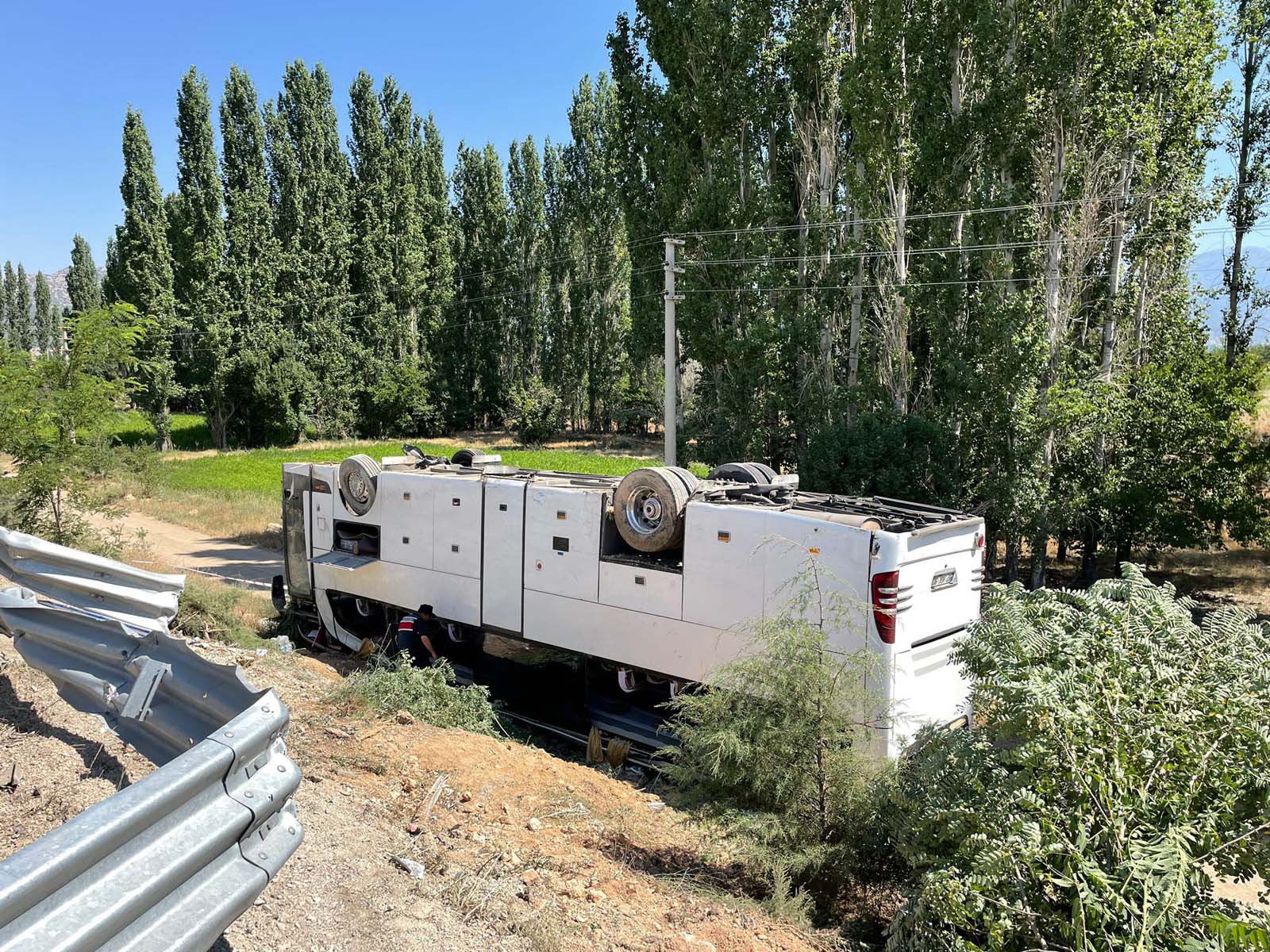 Denizli'de korkunç kaza! Yolcu otobüsü şarampole devrildi, takla attı: Çok sayıda yaralı...