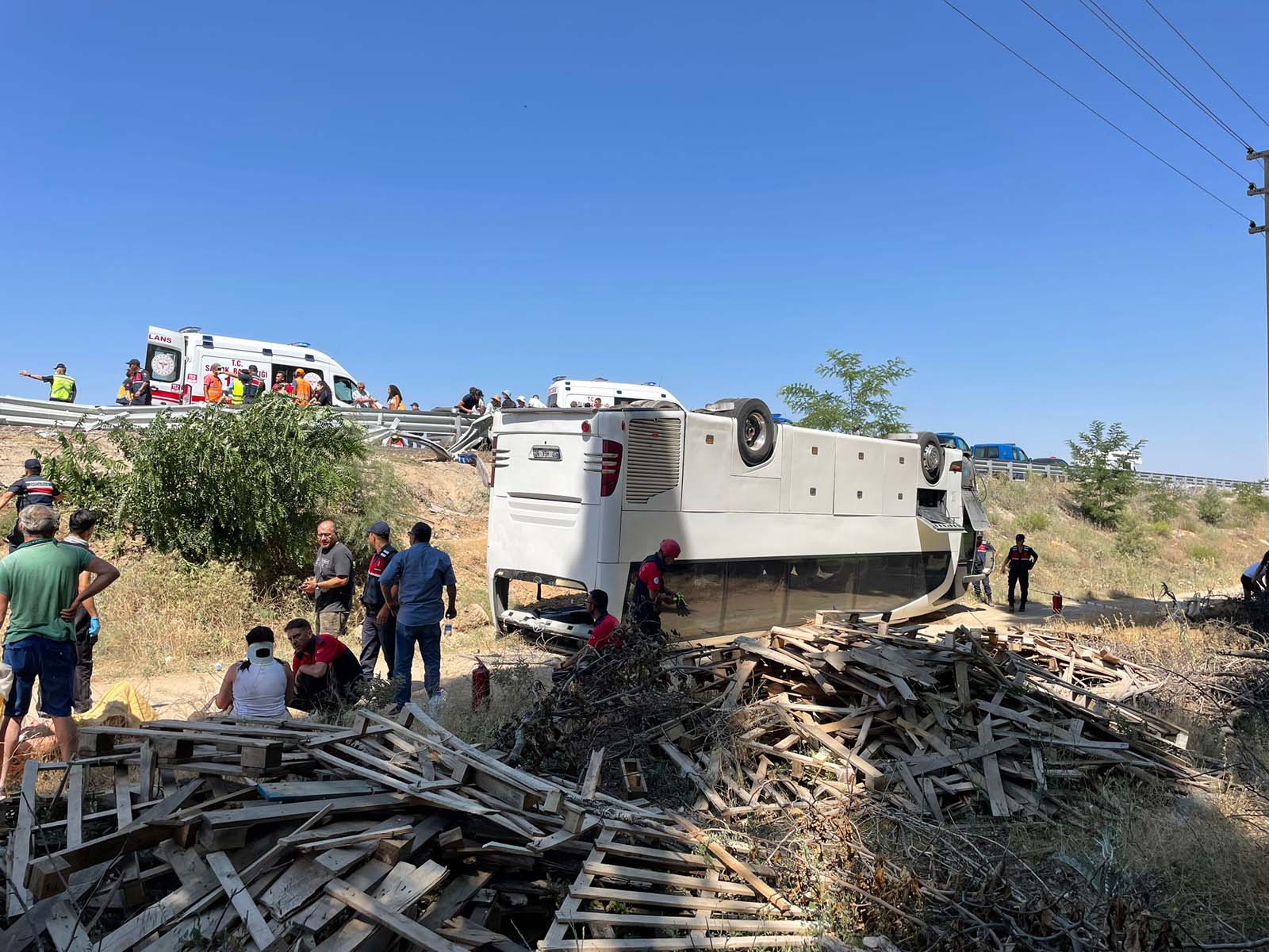 Denizli'de korkunç kaza! Yolcu otobüsü şarampole devrildi, takla attı: Çok sayıda yaralı...