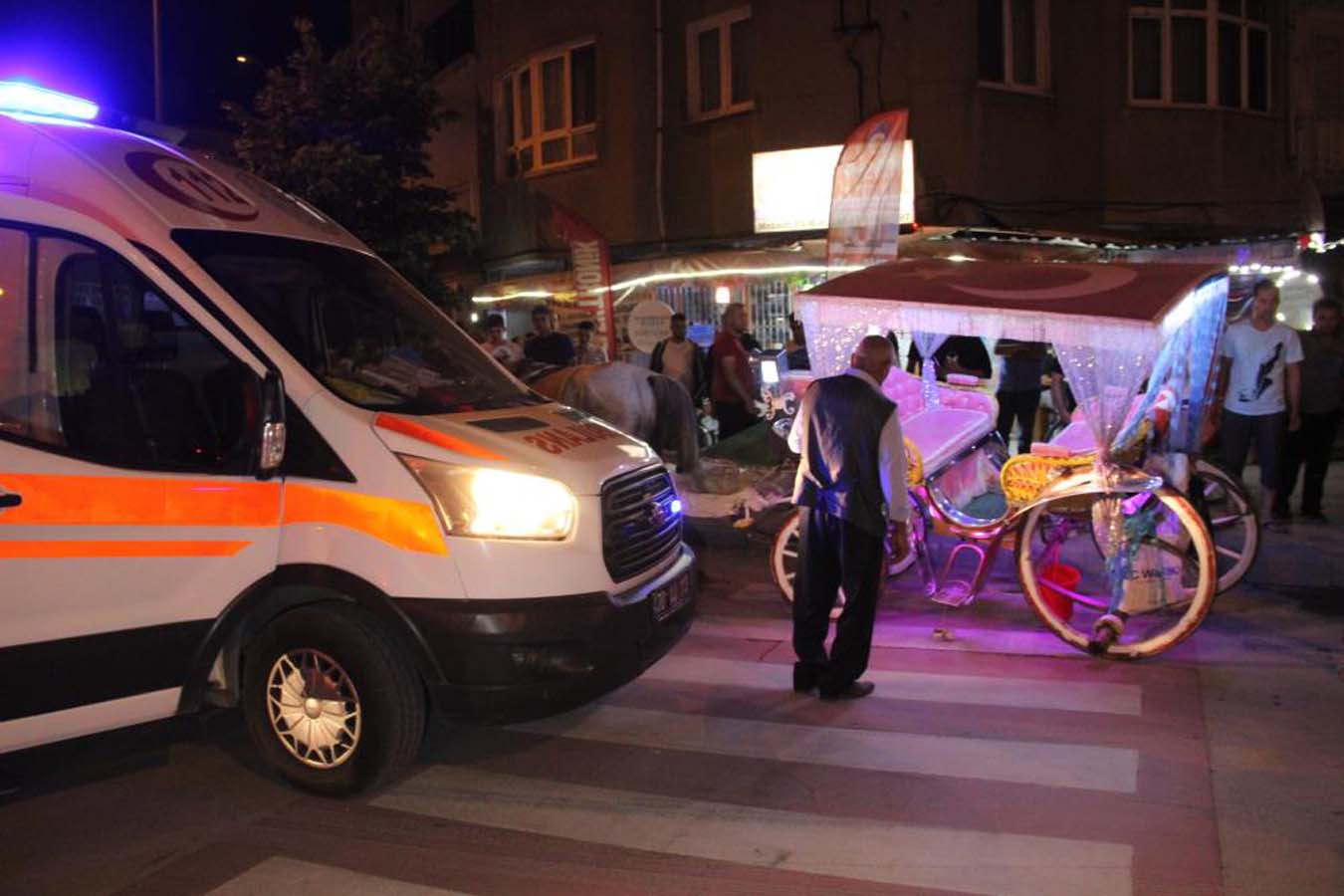 Bir anda koşmaya başlayan at korku dolu anlar yaşattı! Faytondaki 5 kişi ölümden döndü!