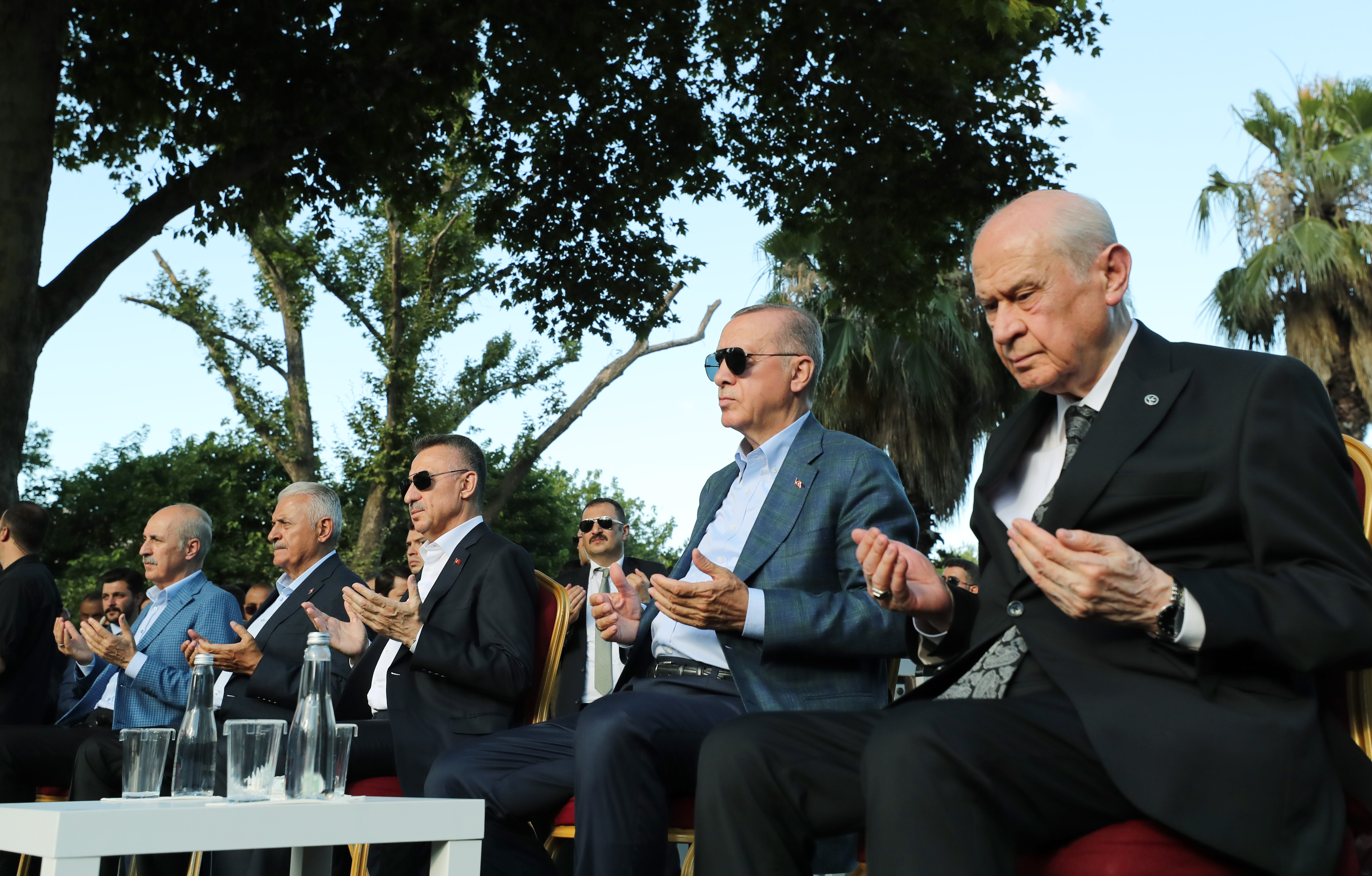 Saraçhane canlı yayın: Milyonlar Saraçhane meydanına akın etti! 15 Temmuz Demokrasi Bayramı sela ve dualarla başladı!