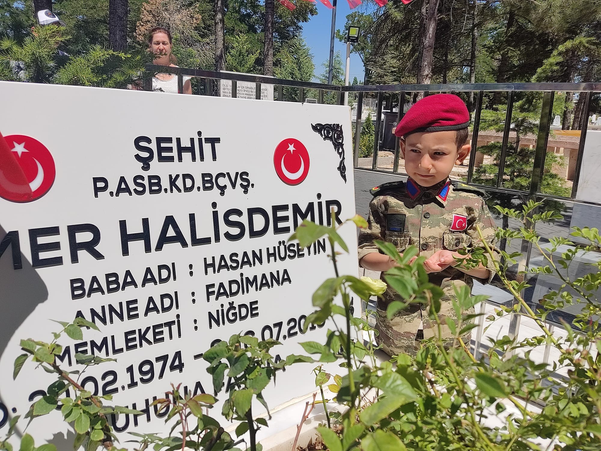 15 Temmuz kahramanı Ömer Halisdemir'in kabri hıncahınç doldu! Cesur şehide dua akını!