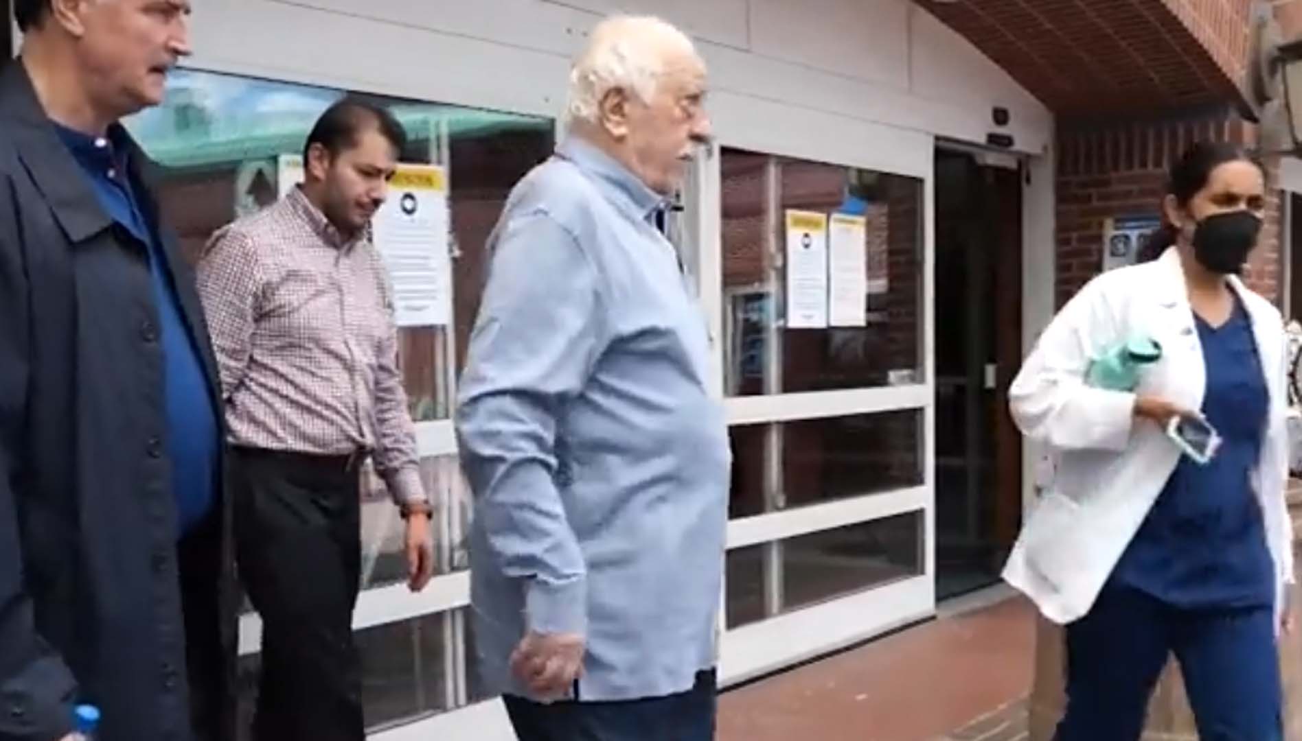 FETÖ elebaşı Fethullah Gülen'in hastaneden çıktığı anlar tam 15 Temmuz gecesi paylaşıldı! Ayakta zor duruyor