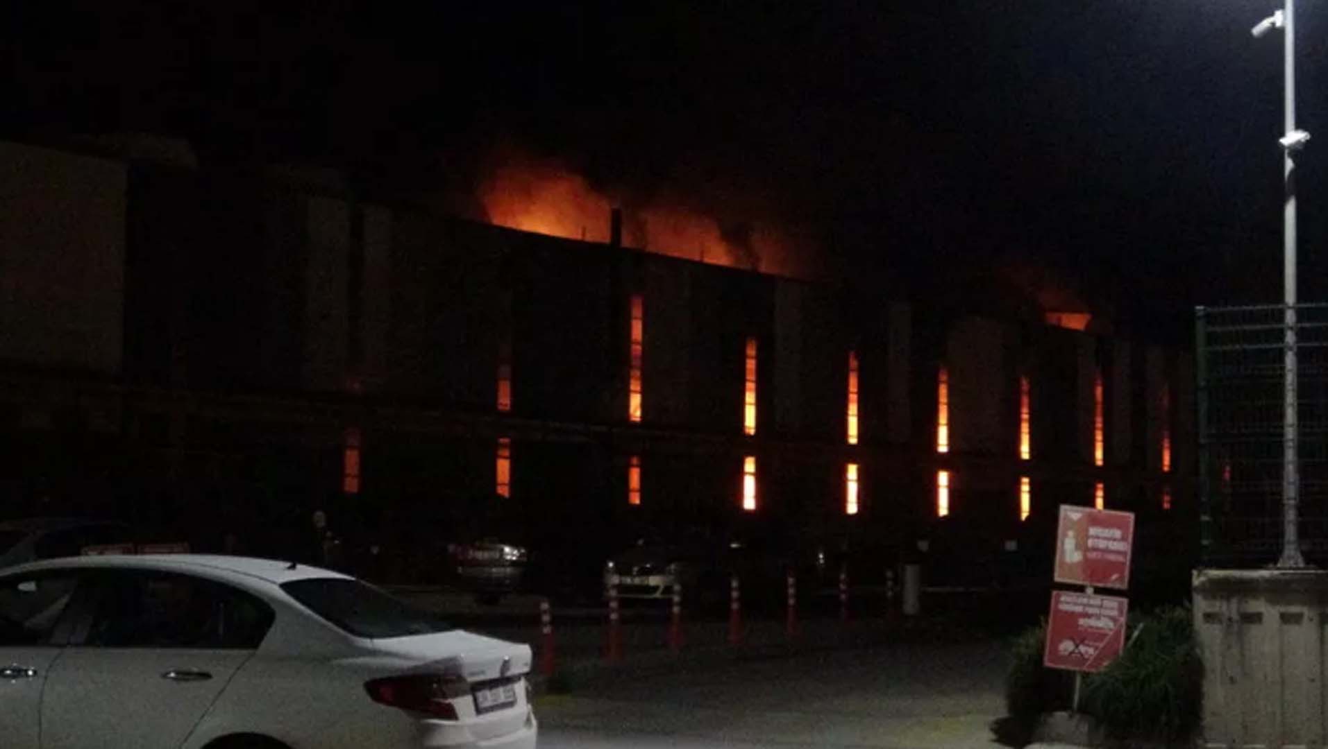 İzmit'te bulunan demir çelik fabrikası alev alev yandı! Patlamanın eşiğinden dönüldü!