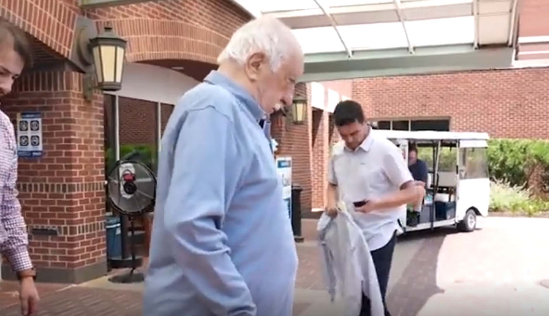 FETÖ elebaşı Fethullah Gülen'in hastaneden çıktığı anlar tam 15 Temmuz gecesi paylaşıldı! Ayakta zor duruyor