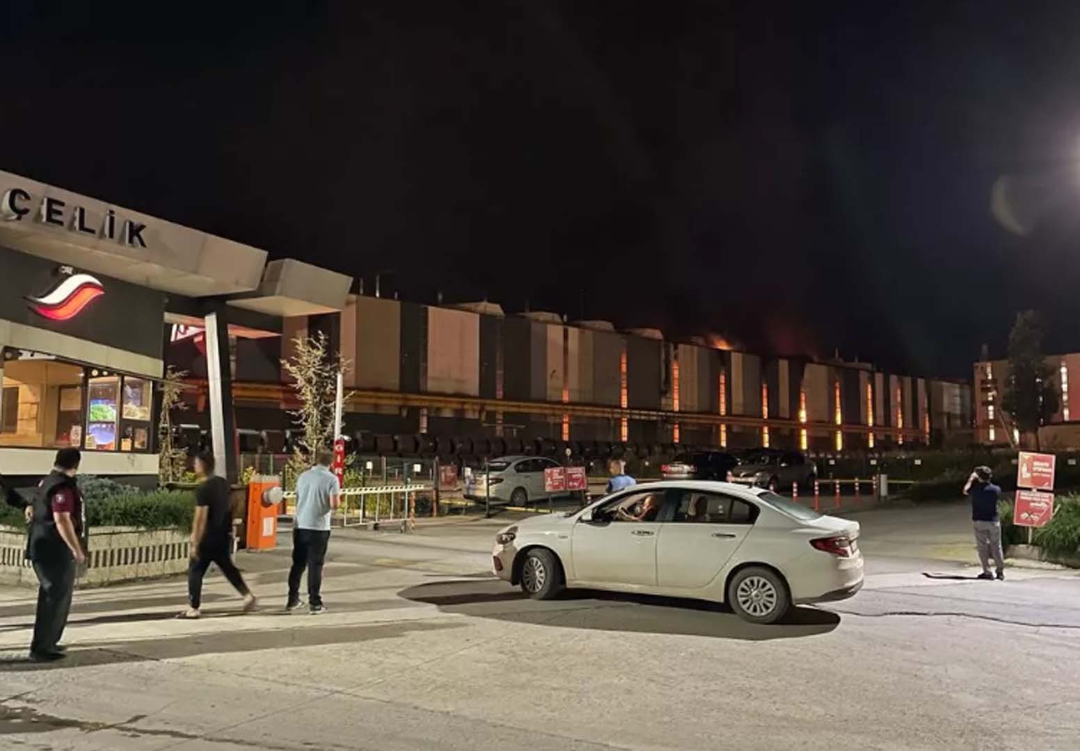 İzmit'te bulunan demir çelik fabrikası alev alev yandı! Patlamanın eşiğinden dönüldü!